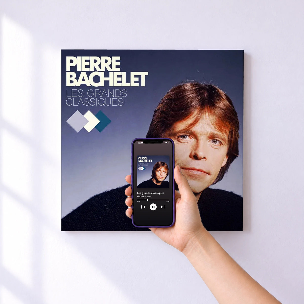 Affiche connectée Les grands classiques de Pierre Bachelet au mur : l'album se lance en approchant le téléphone