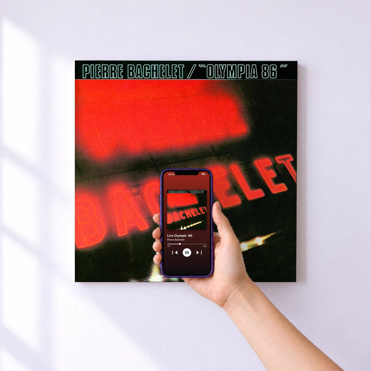 Affiche connectée Live Olympia '86 de Pierre Bachelet au mur : l'album se lance en approchant le téléphone