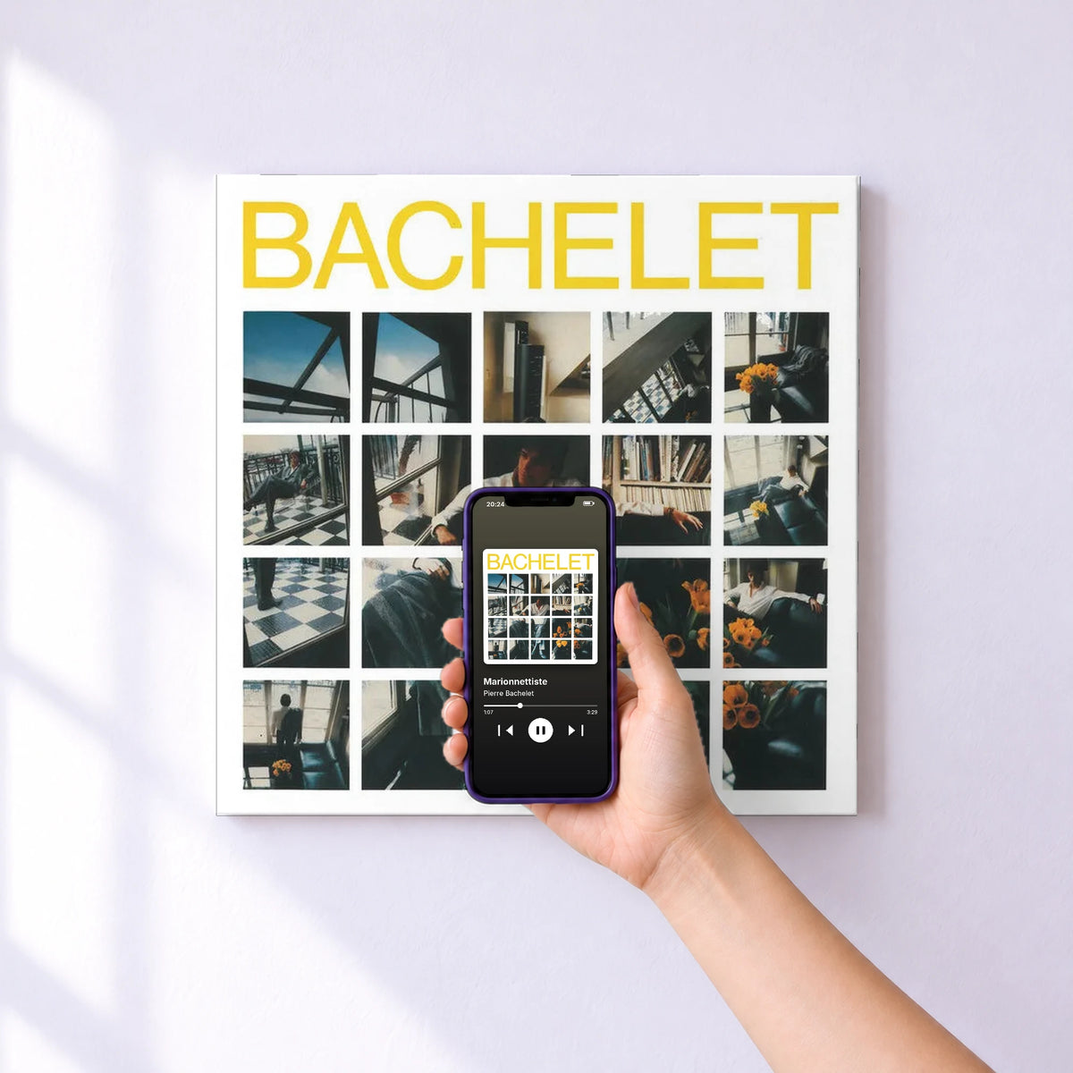 Affiche connectée Marionnettiste de Pierre Bachelet au mur : l'album se lance en approchant le téléphone
