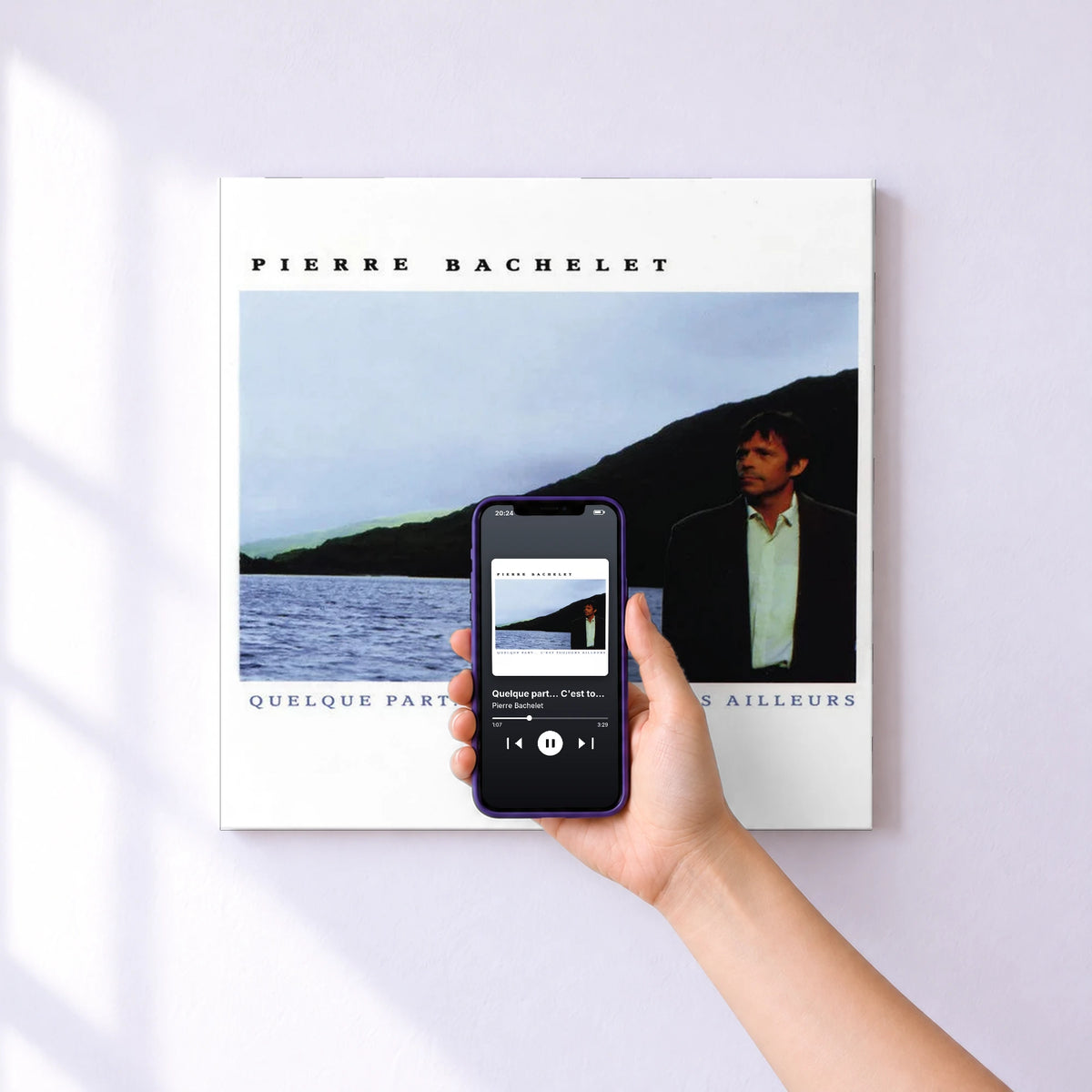Affiche connectée Quelque part... C'est toujours ailleurs de Pierre Bachelet au mur : l'album se lance en approchant le téléphone
