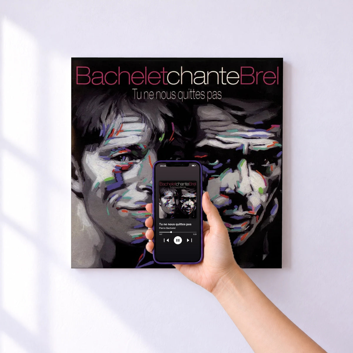 Affiche connectée Tu ne nous quittes pas de Pierre Bachelet au mur : l'album se lance en approchant le téléphone