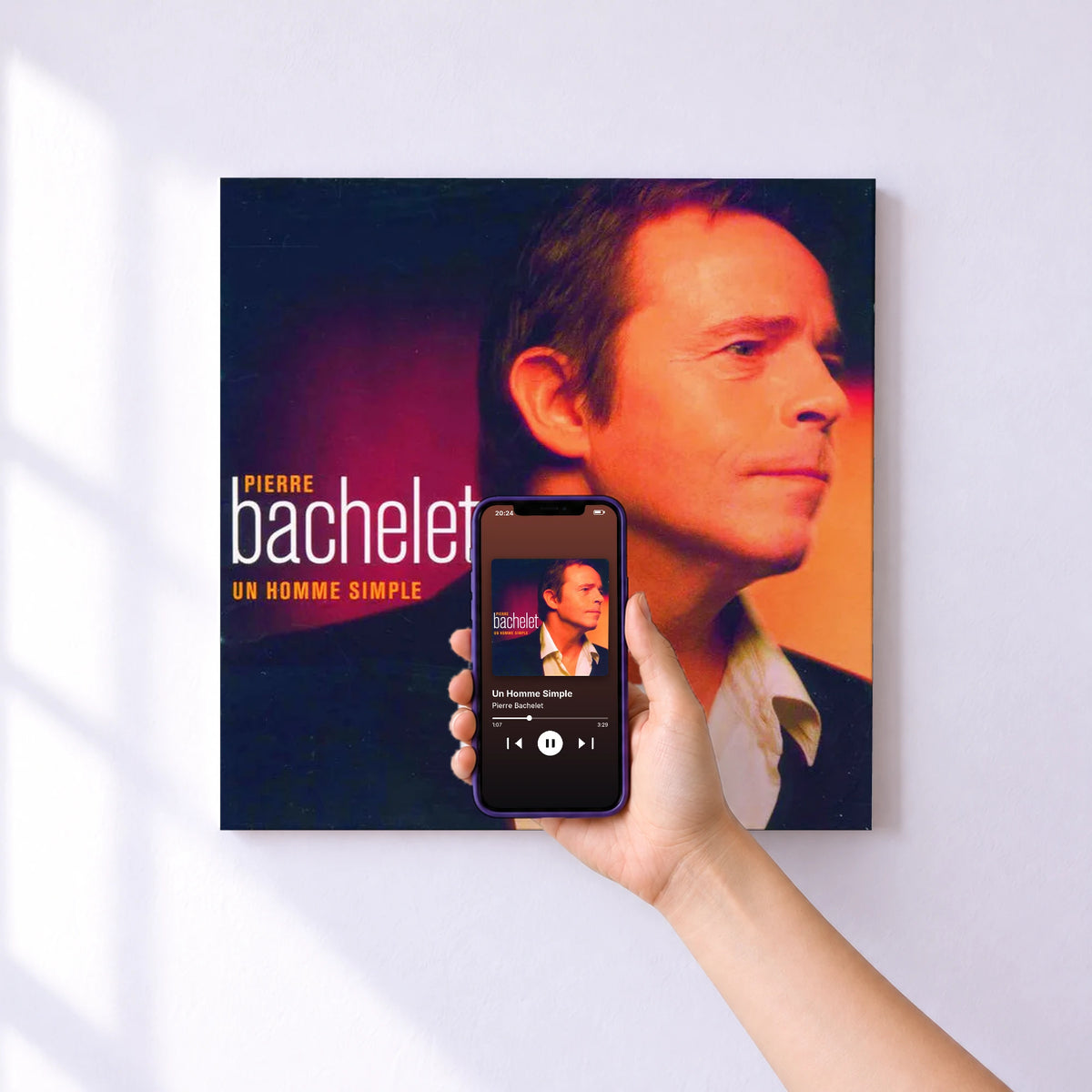 Affiche connectée Un Homme Simple de Pierre Bachelet au mur : l'album se lance en approchant le téléphone