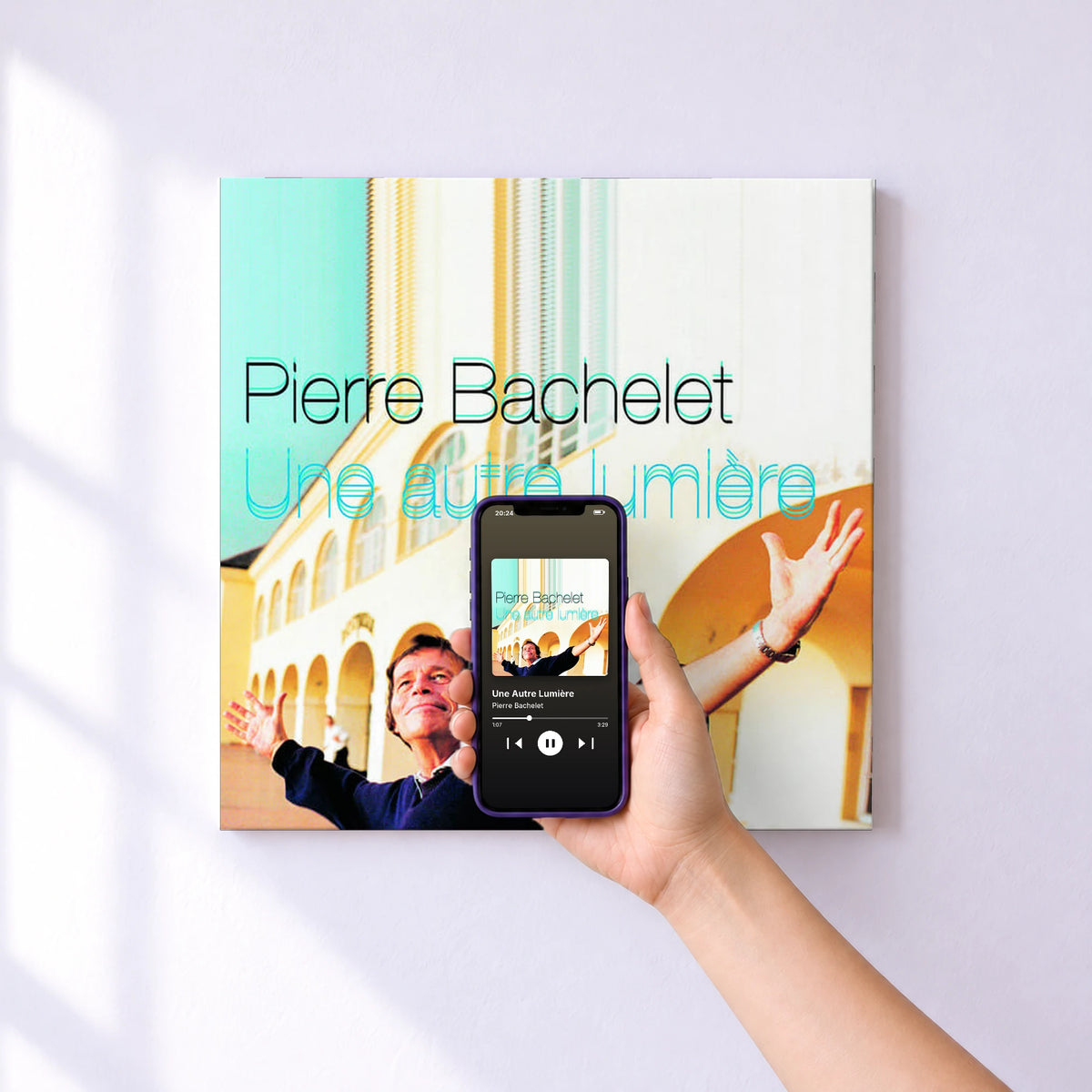 Affiche connectée Une Autre Lumière de Pierre Bachelet au mur : l'album se lance en approchant le téléphone