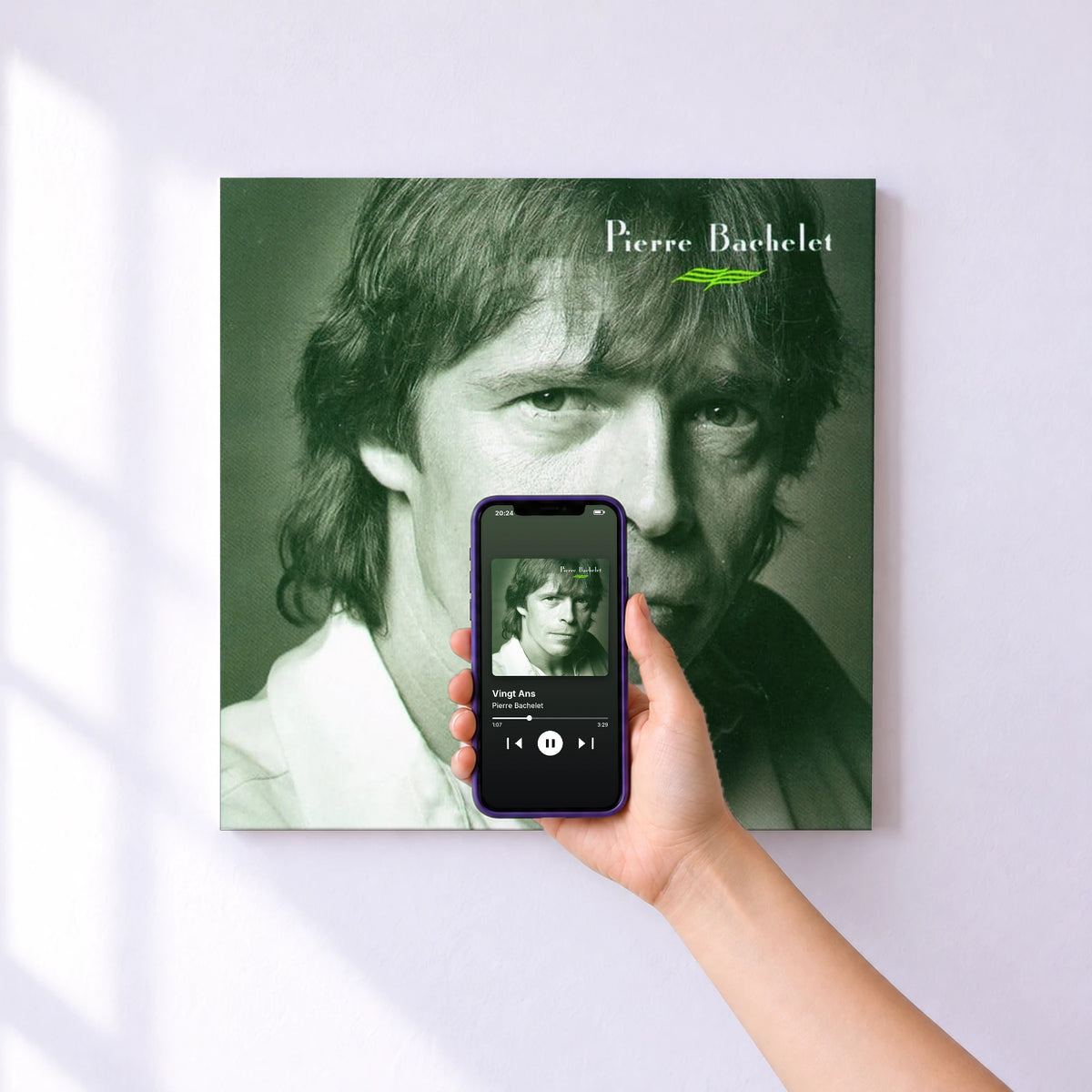 Affiche connectée Vingt Ans de Pierre Bachelet au mur : l'album se lance en approchant le téléphone