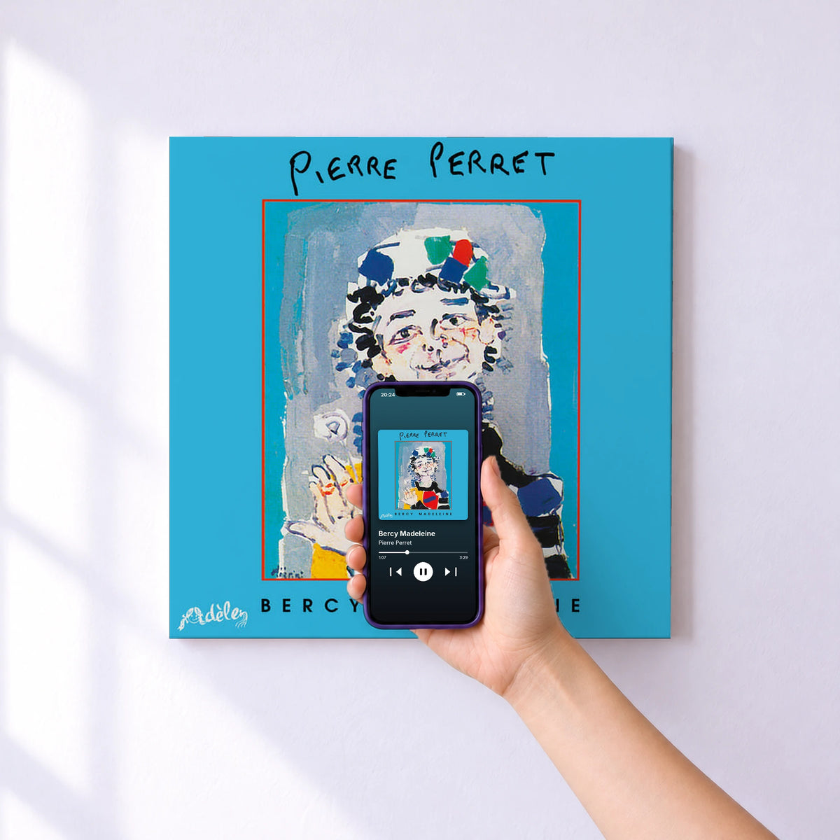 Affiche connectée Bercy Madeleine de Pierre Perret au mur : l'album se lance en approchant le téléphone