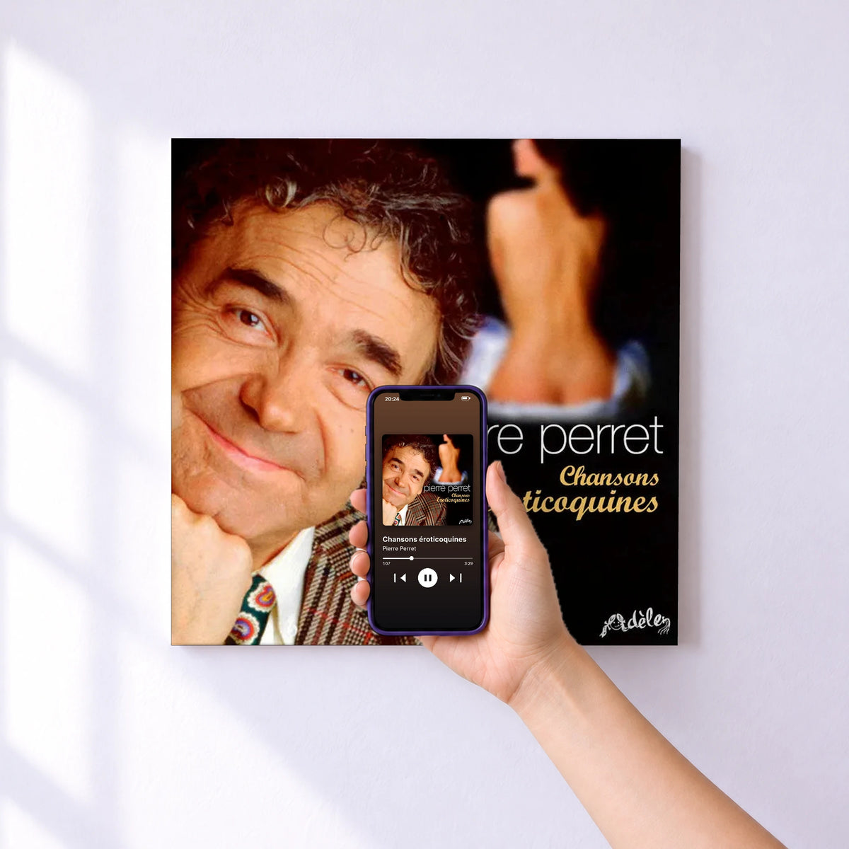 Affiche connectée Chansons éroticoquines de Pierre Perret au mur : l'album se lance en approchant le téléphone