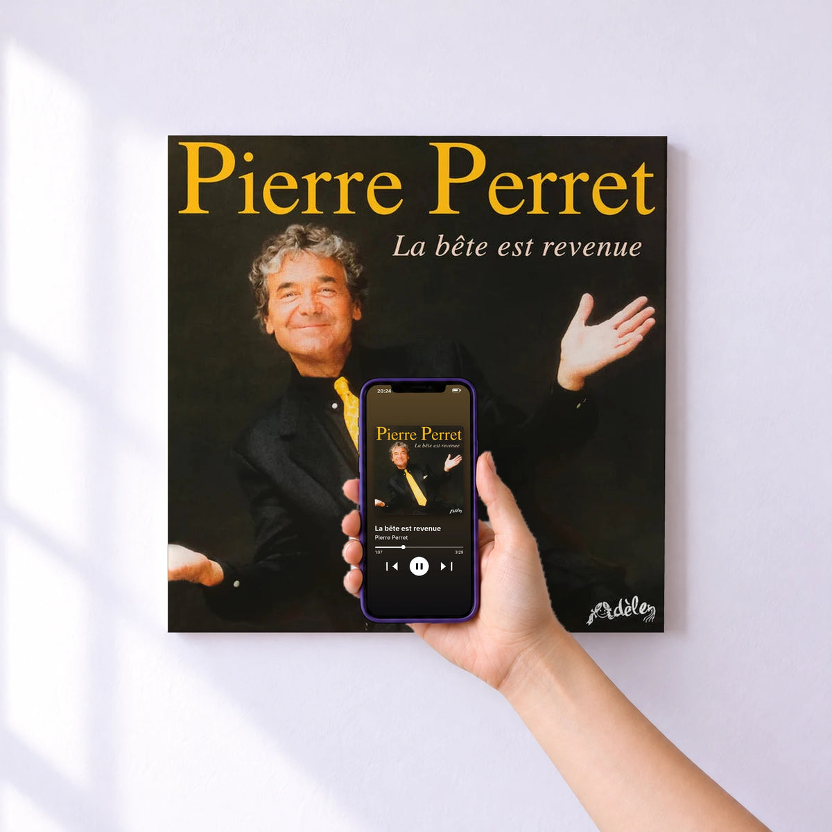 Affiche connectée La bête est revenue de Pierre Perret au mur : l'album se lance en approchant le téléphone