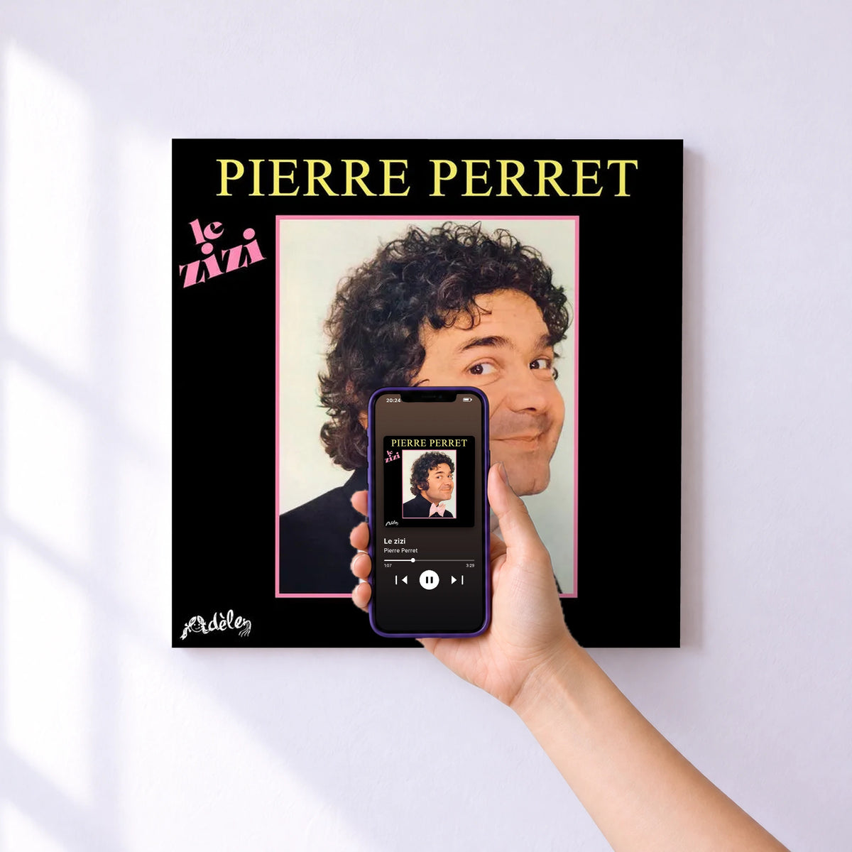 Affiche connectée Le zizi de Pierre Perret au mur : l'album se lance en approchant le téléphone
