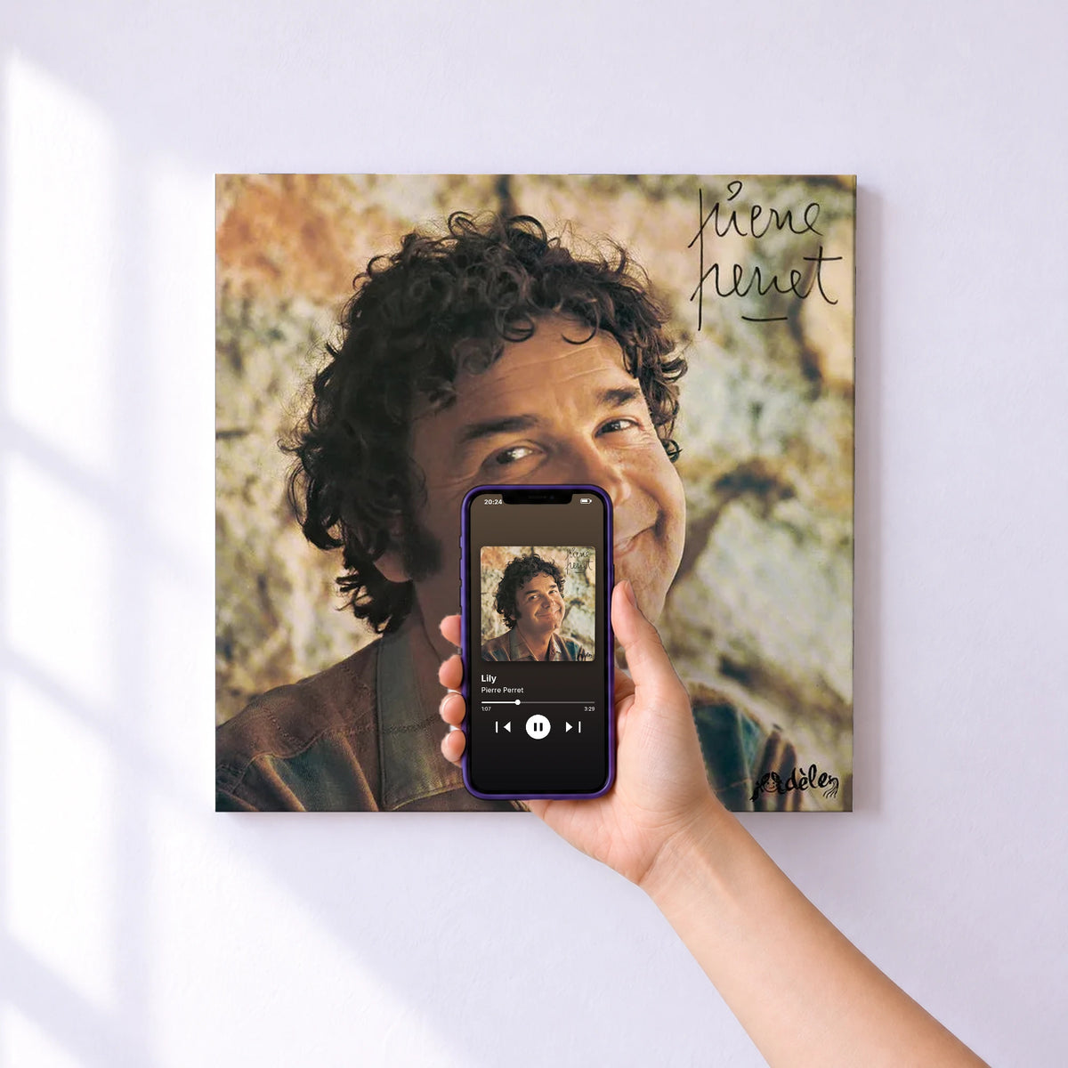 Affiche connectée Lily de Pierre Perret au mur : l'album se lance en approchant le téléphone