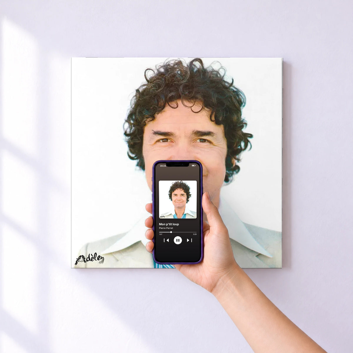 Affiche connectée Mon p'tit loup de Pierre Perret au mur : l'album se lance en approchant le téléphone