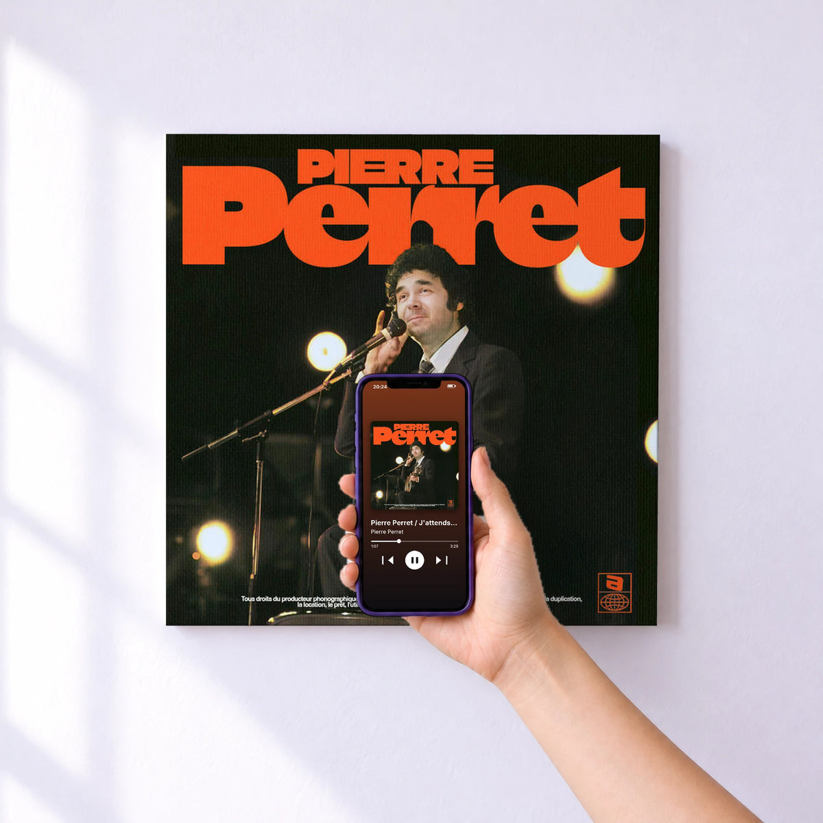 Affiche connectée Pierre Perret / J'attends Adèle de Pierre Perret au mur : l'album se lance en approchant le téléphone