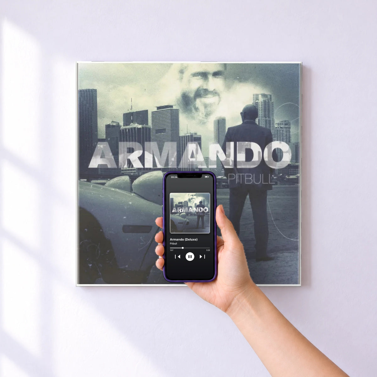 Affiche connectée Armando (Deluxe) de Pitbull au mur : l'album se lance en approchant le téléphone