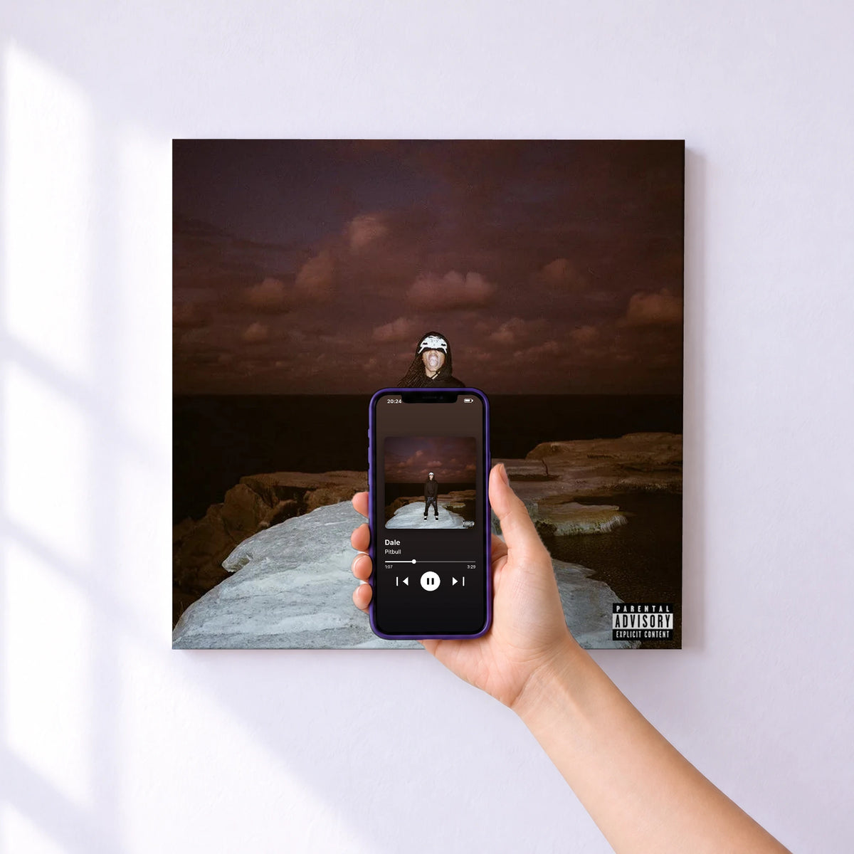 Affiche connectée Dale de Pitbull au mur : l'album se lance en approchant le téléphone