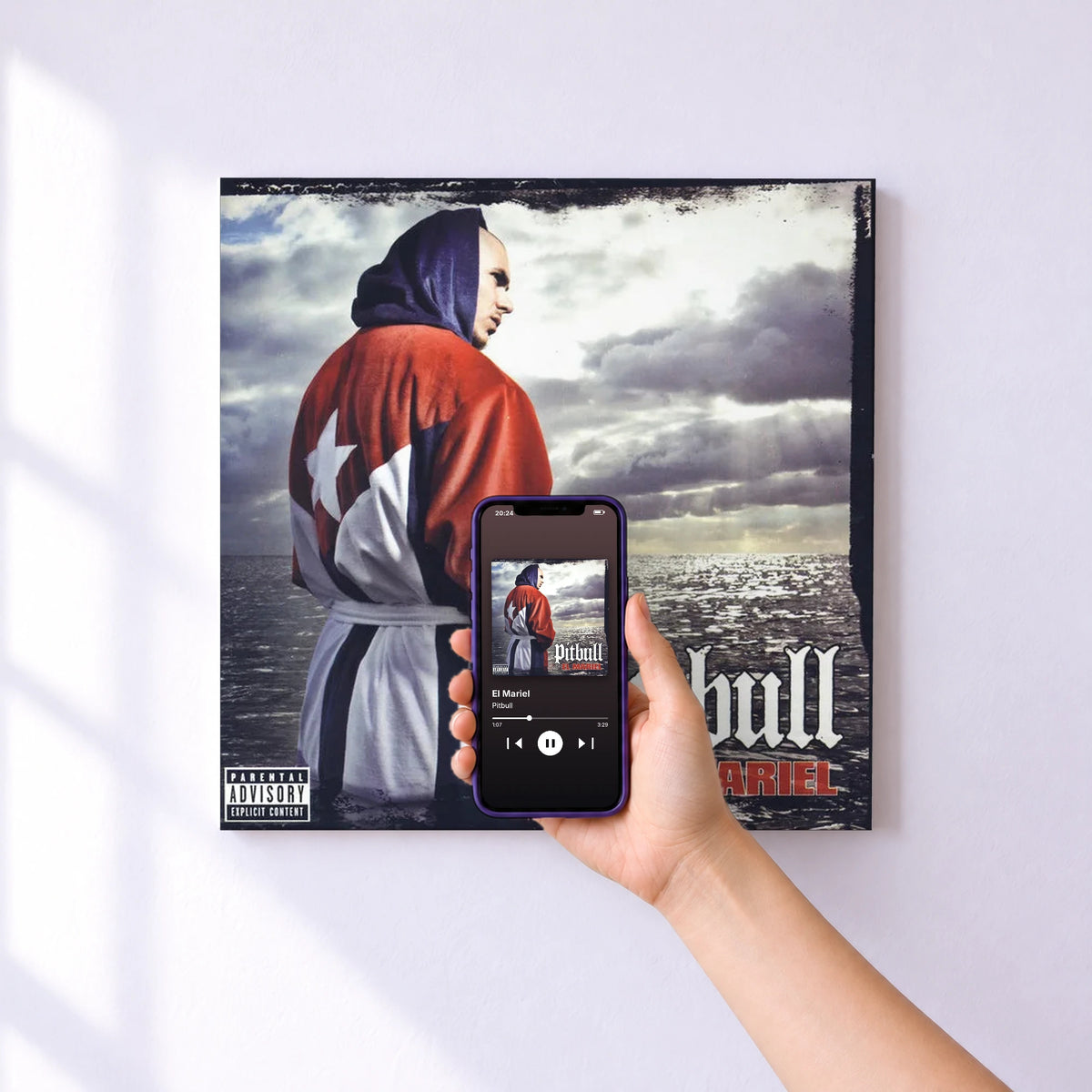 Affiche connectée El Mariel de Pitbull au mur : l'album se lance en approchant le téléphone