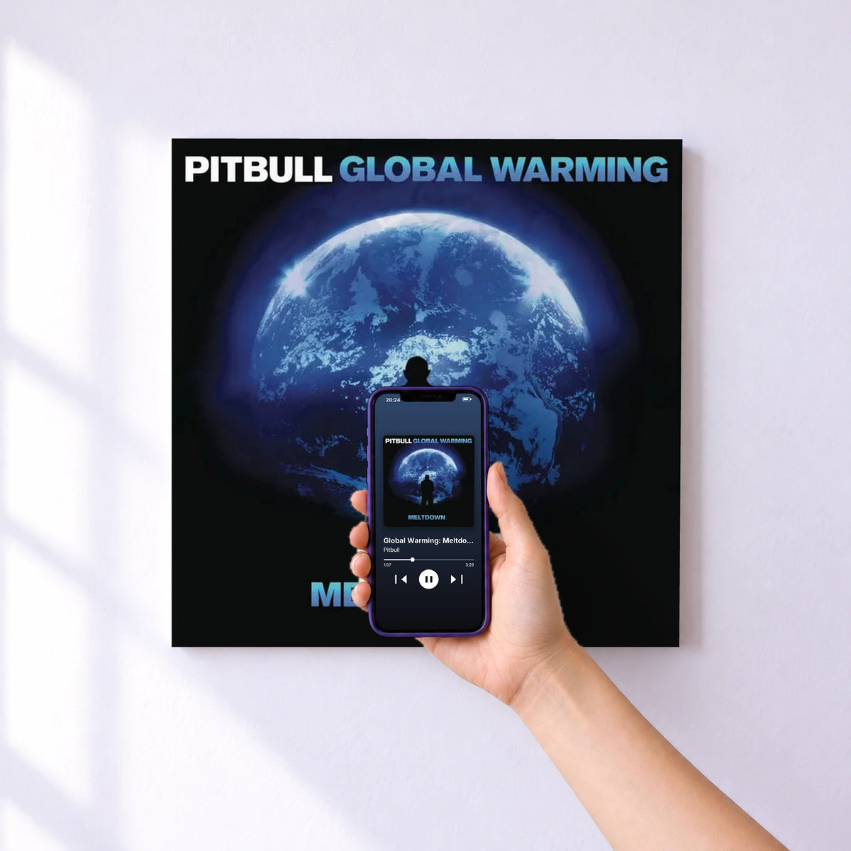 Affiche connectée Global Warming: Meltdown (Deluxe Version) de Pitbull au mur : l'album se lance en approchant le téléphone