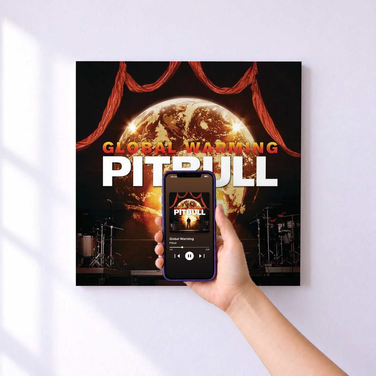 Affiche connectée Global Warming de Pitbull au mur : l'album se lance en approchant le téléphone