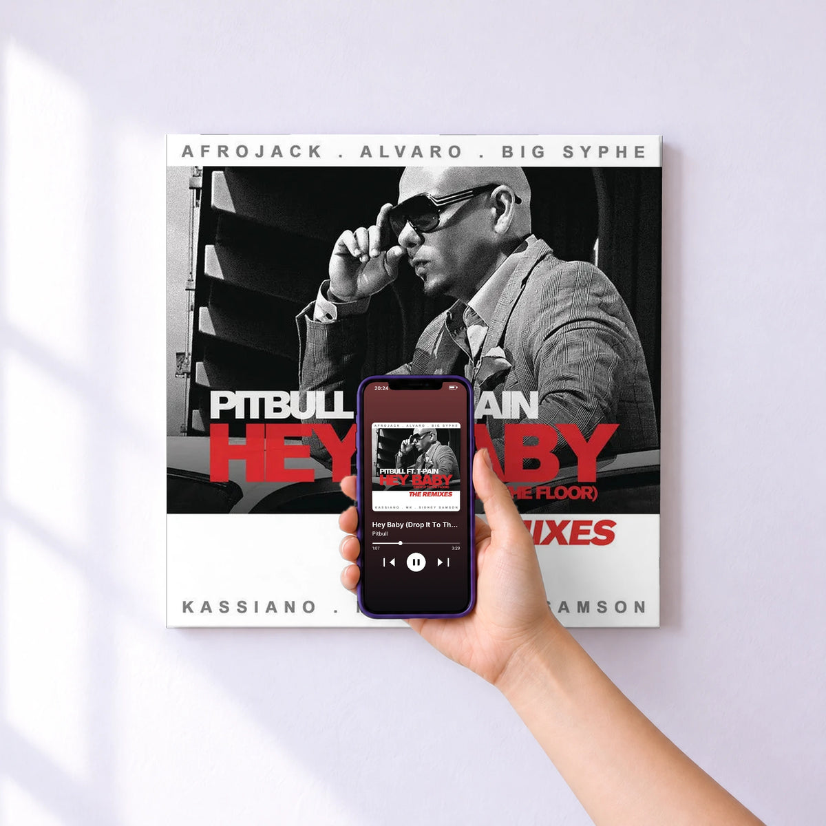 Affiche connectée Hey Baby (Drop It To The Floor) - The Remixes EP de Pitbull au mur : l'album se lance en approchant le téléphone
