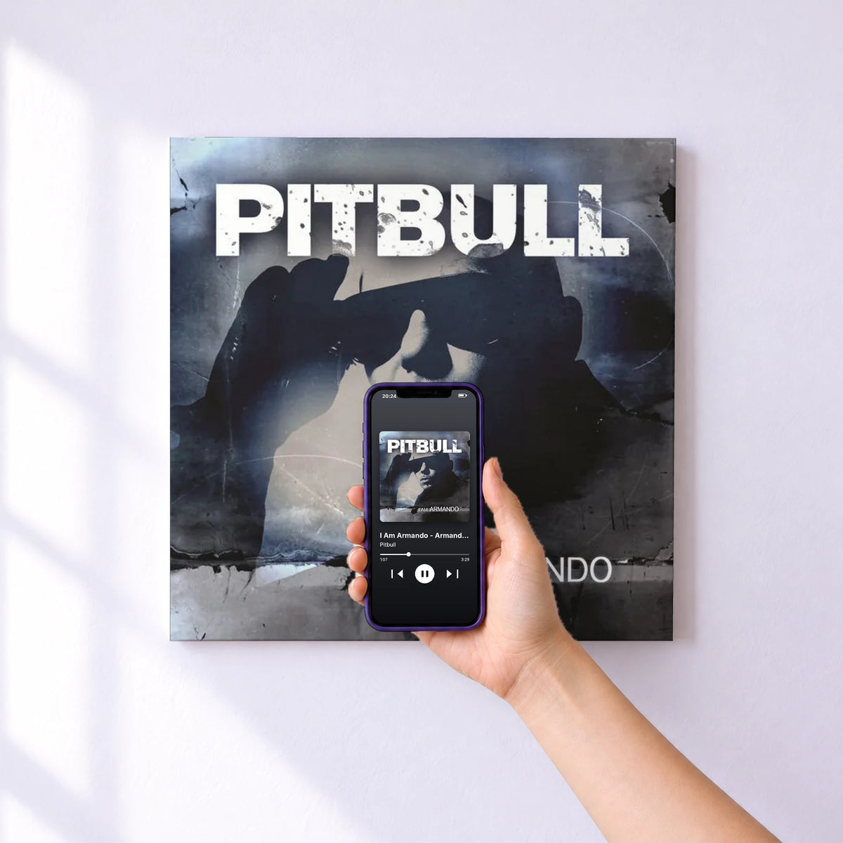 Affiche connectée I Am Armando - Armando Reloaded de Pitbull au mur : l'album se lance en approchant le téléphone