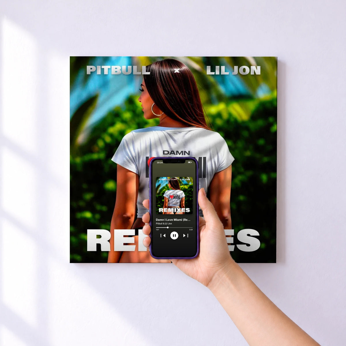 Affiche connectée Damn I Love Miami (Remixes) de Pitbull & Lil Jon au mur : l'album se lance en approchant le téléphone