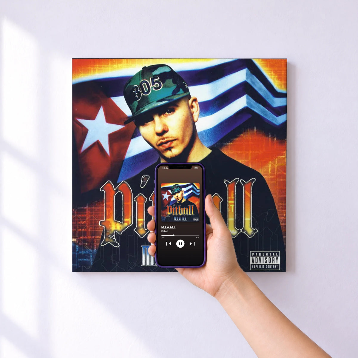 Affiche connectée M.I.A.M.I. de Pitbull au mur : l'album se lance en approchant le téléphone