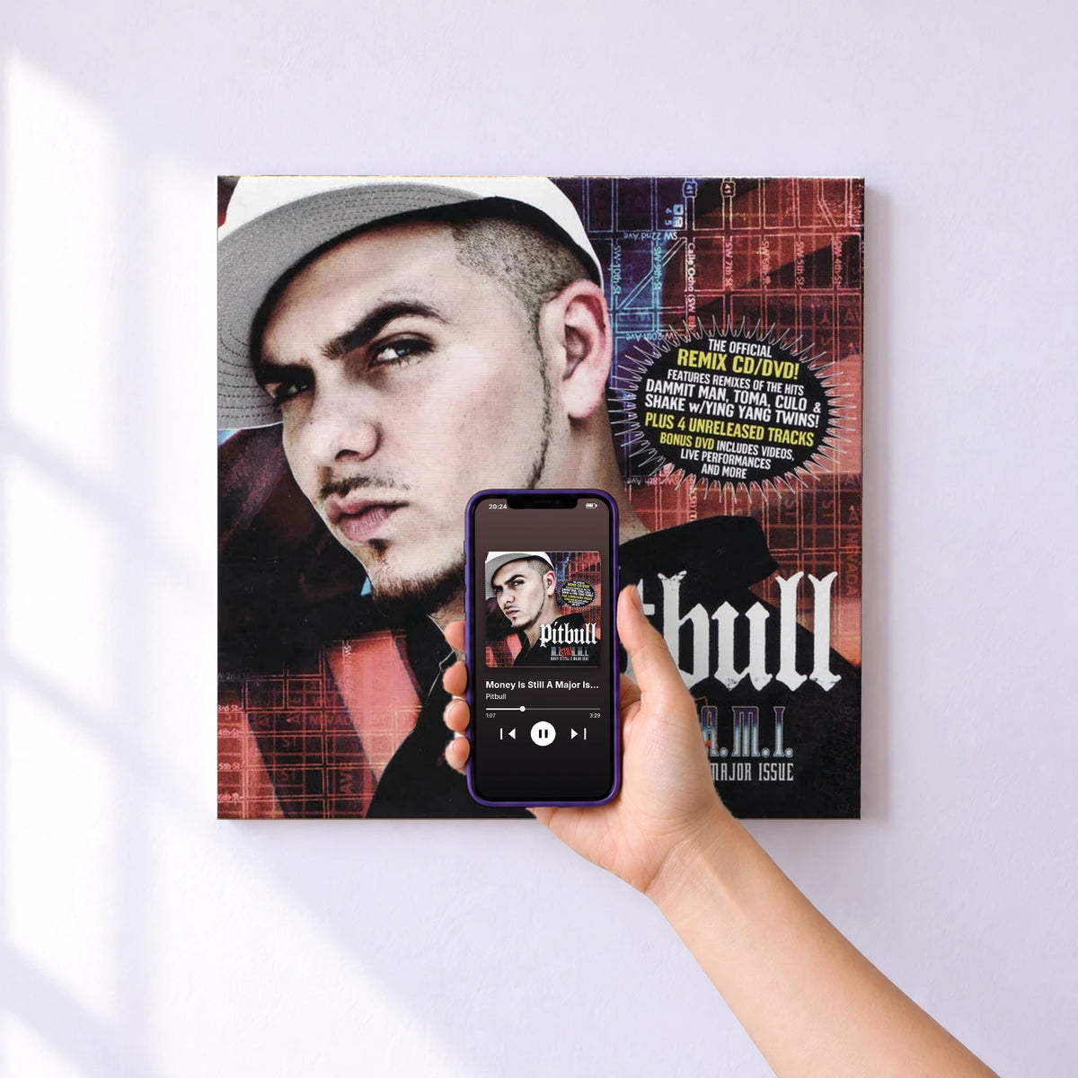 Affiche connectée Money Is Still A Major Issue de Pitbull au mur : l'album se lance en approchant le téléphone