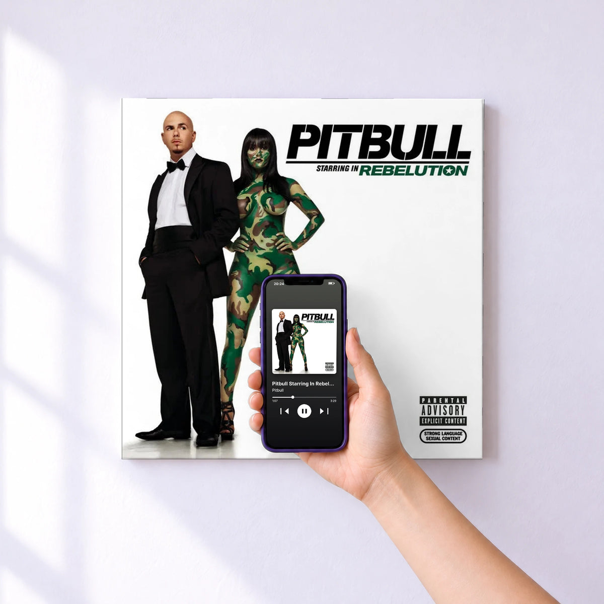 Affiche connectée Pitbull Starring In Rebelution de Pitbull au mur : l'album se lance en approchant le téléphone