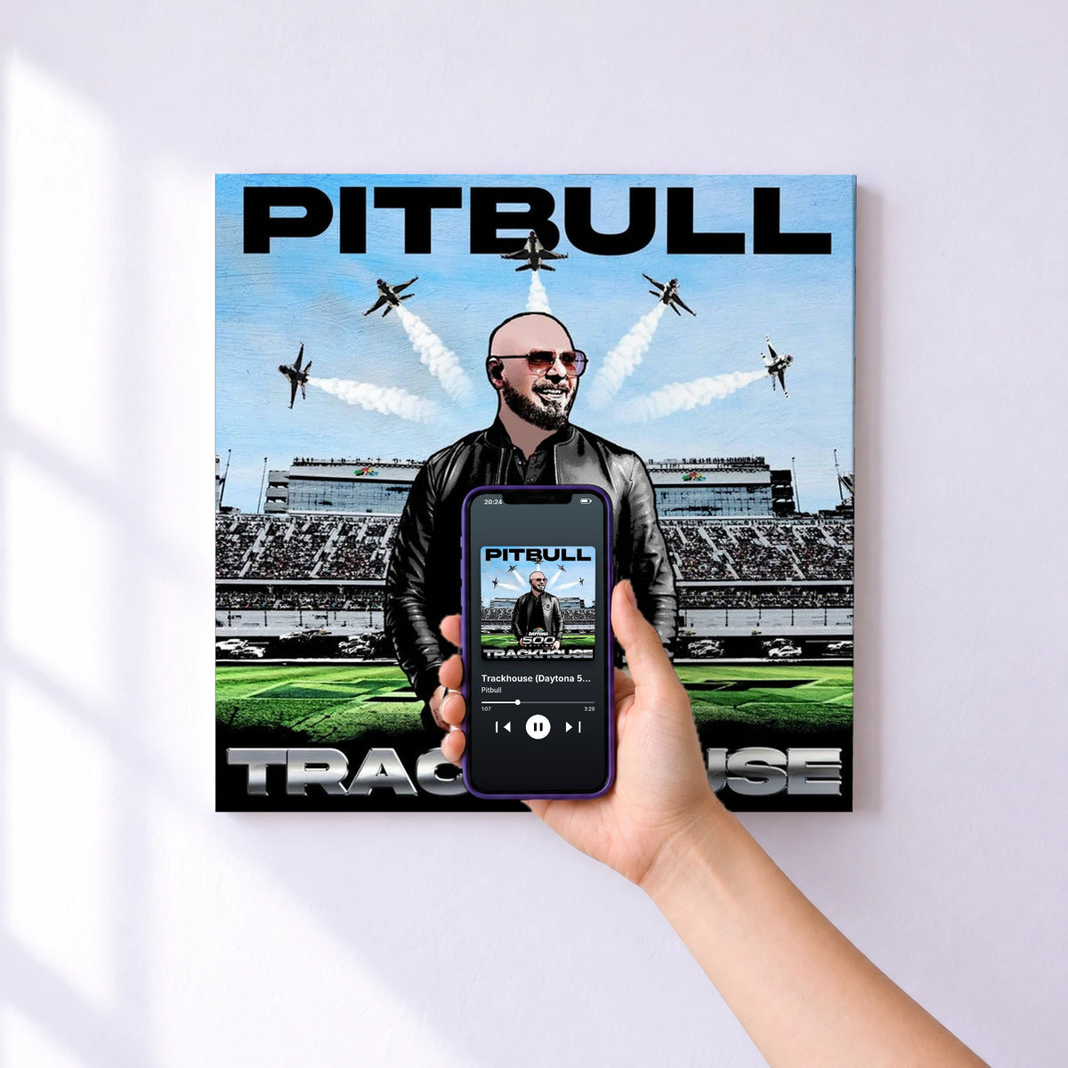 Affiche connectée Trackhouse (Daytona 500 Edition) de Pitbull au mur : l'album se lance en approchant le téléphone