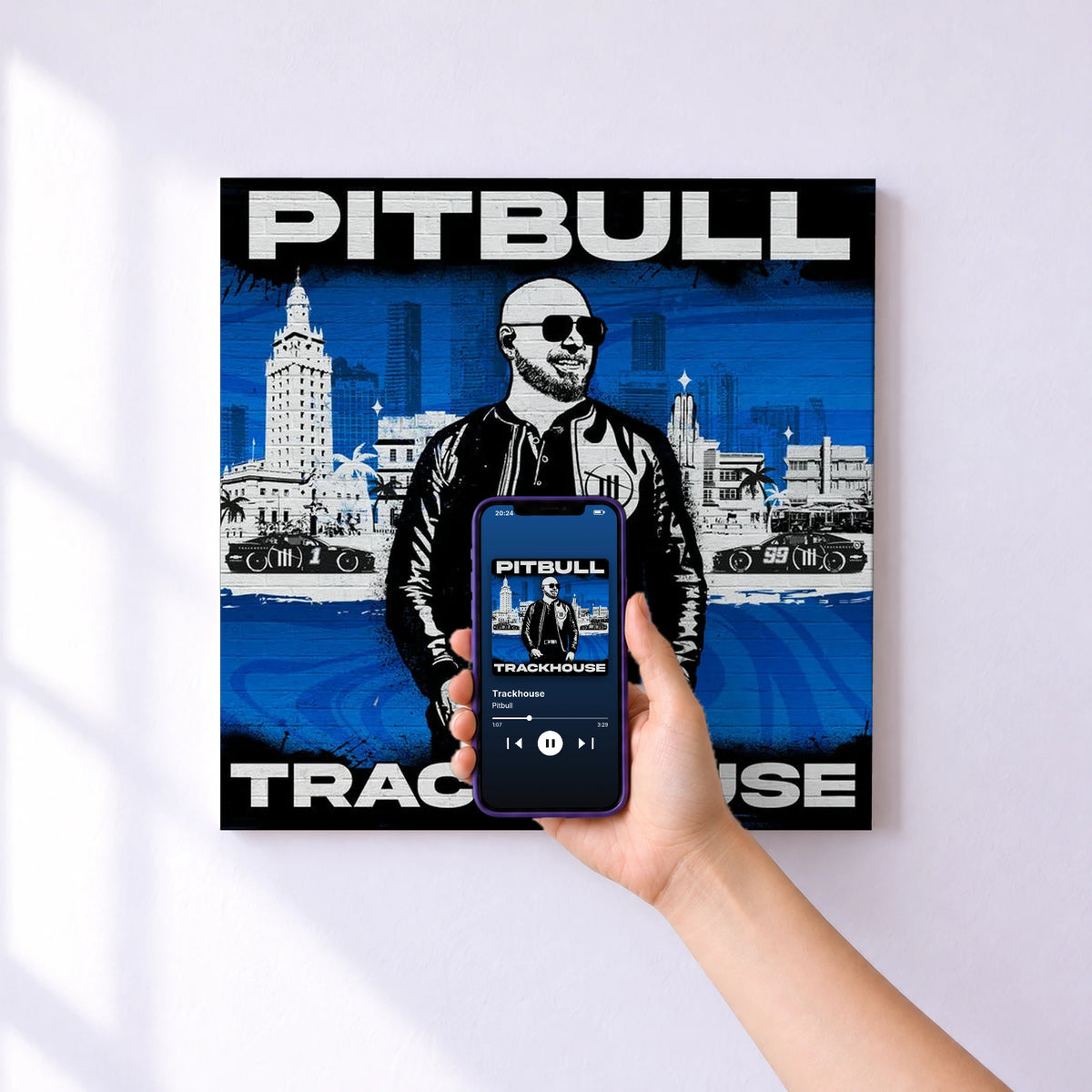 Affiche connectée Trackhouse de Pitbull au mur : l'album se lance en approchant le téléphone