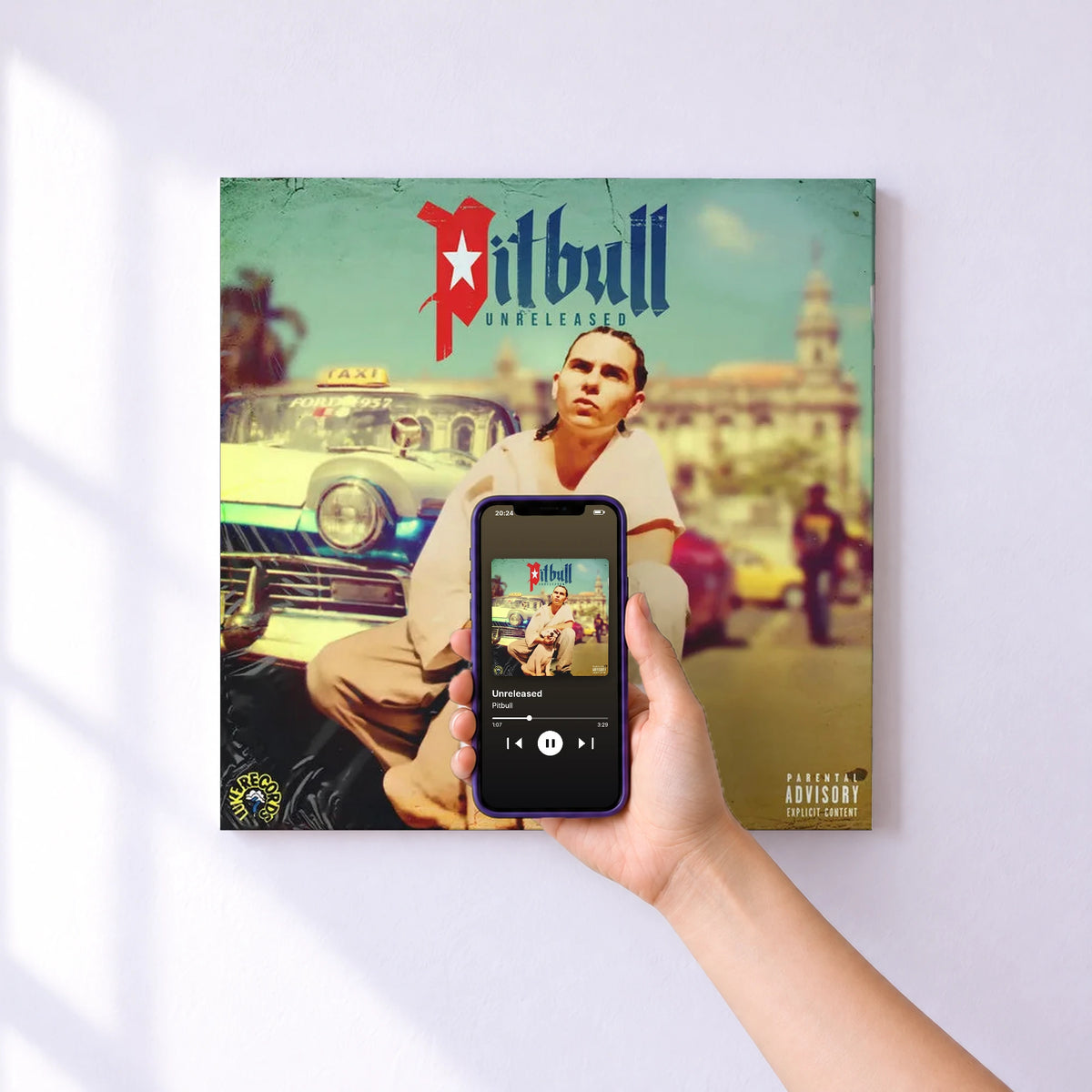 Affiche connectée Unreleased de Pitbull au mur : l'album se lance en approchant le téléphone