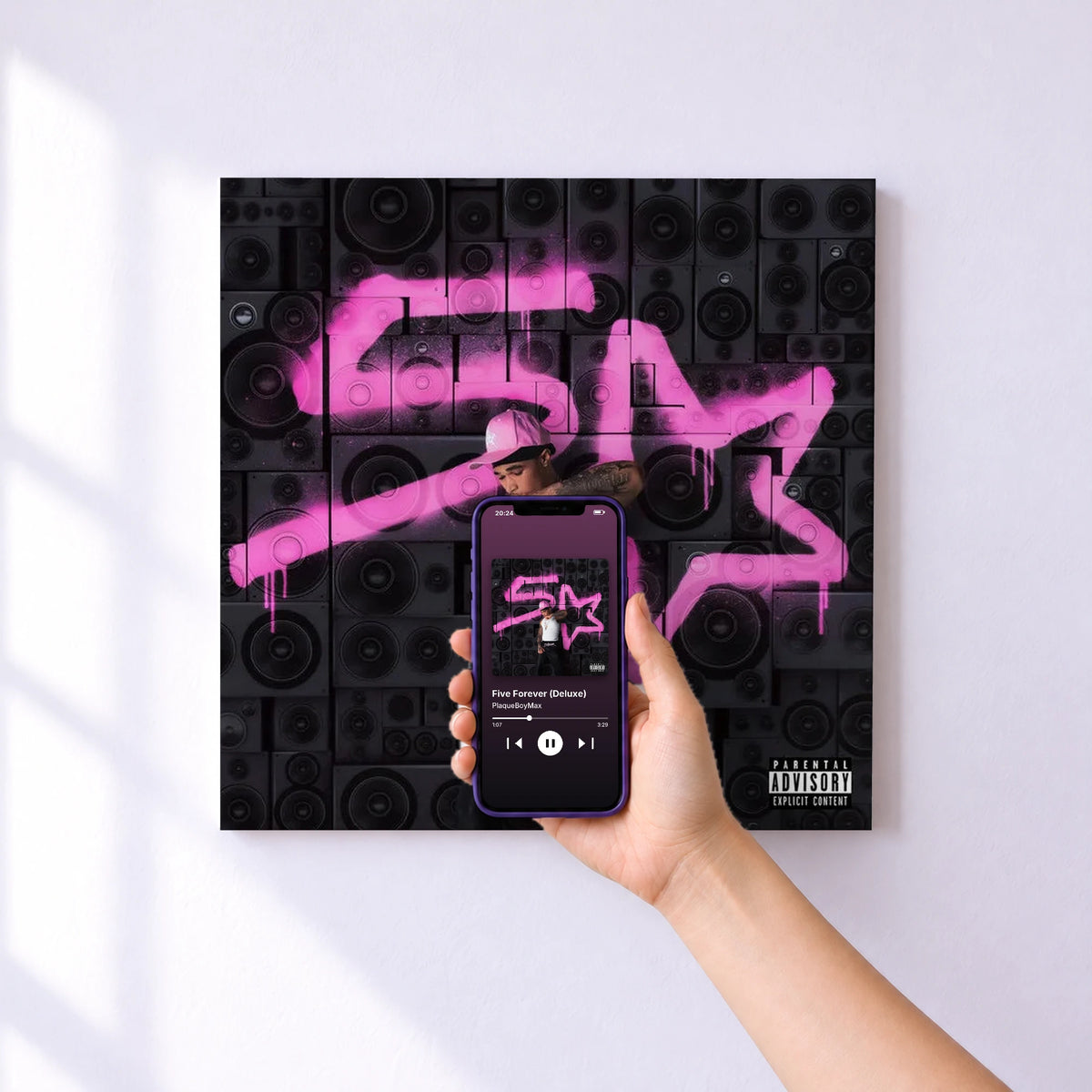 Affiche connectée Five Forever (Deluxe) de PlaqueBoyMax au mur : l'album se lance en approchant le téléphone