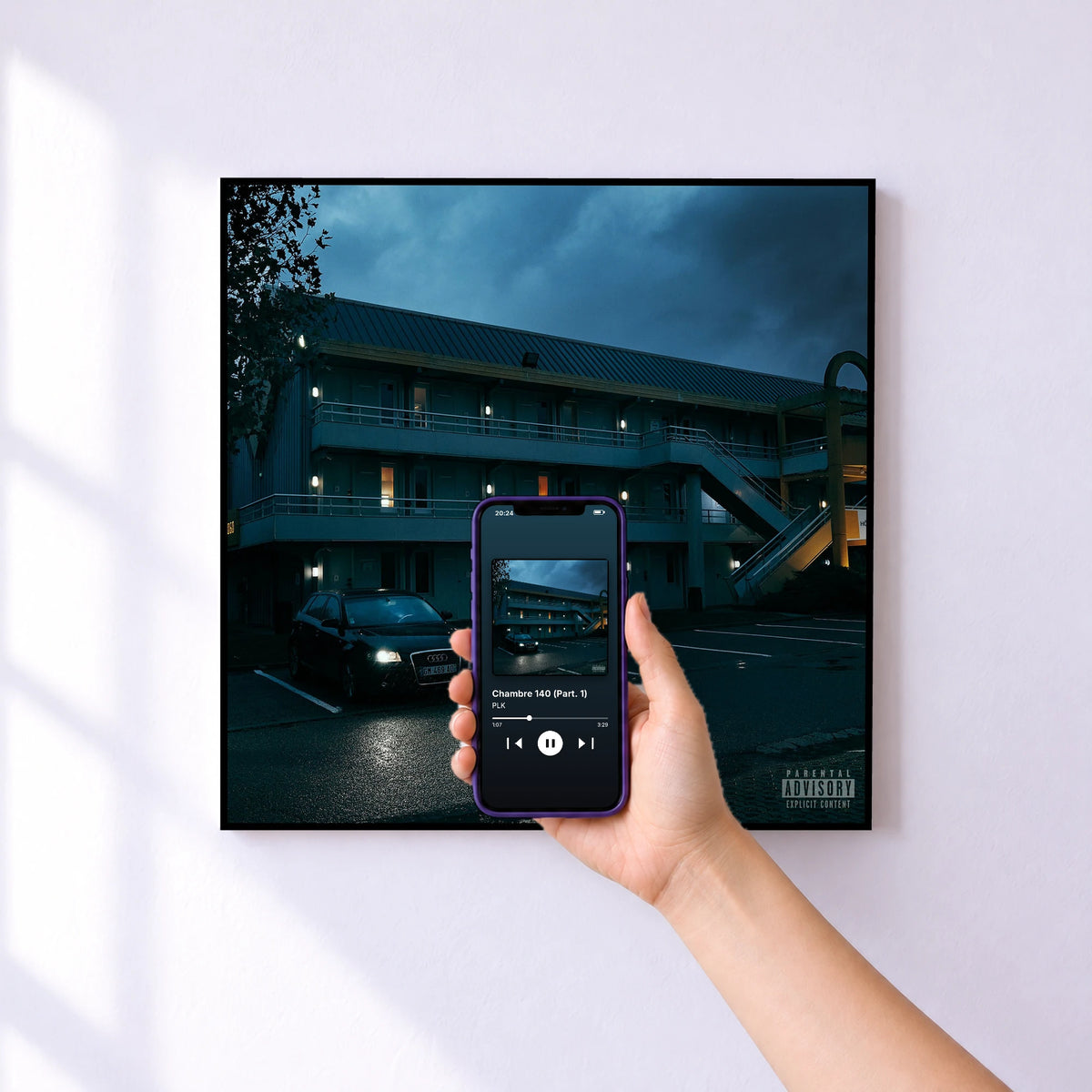 Affiche connectée Chambre 140 (Part. 1) de PLK au mur : l'album se lance en approchant le téléphone
