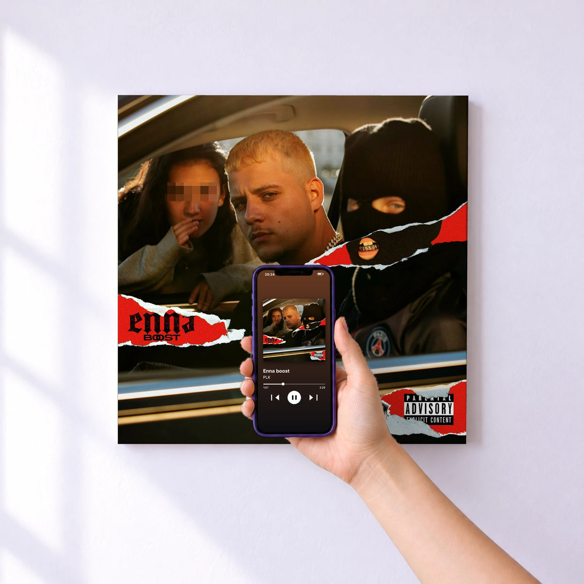 Affiche connectée Enna boost de PLK au mur : l'album se lance en approchant le téléphone
