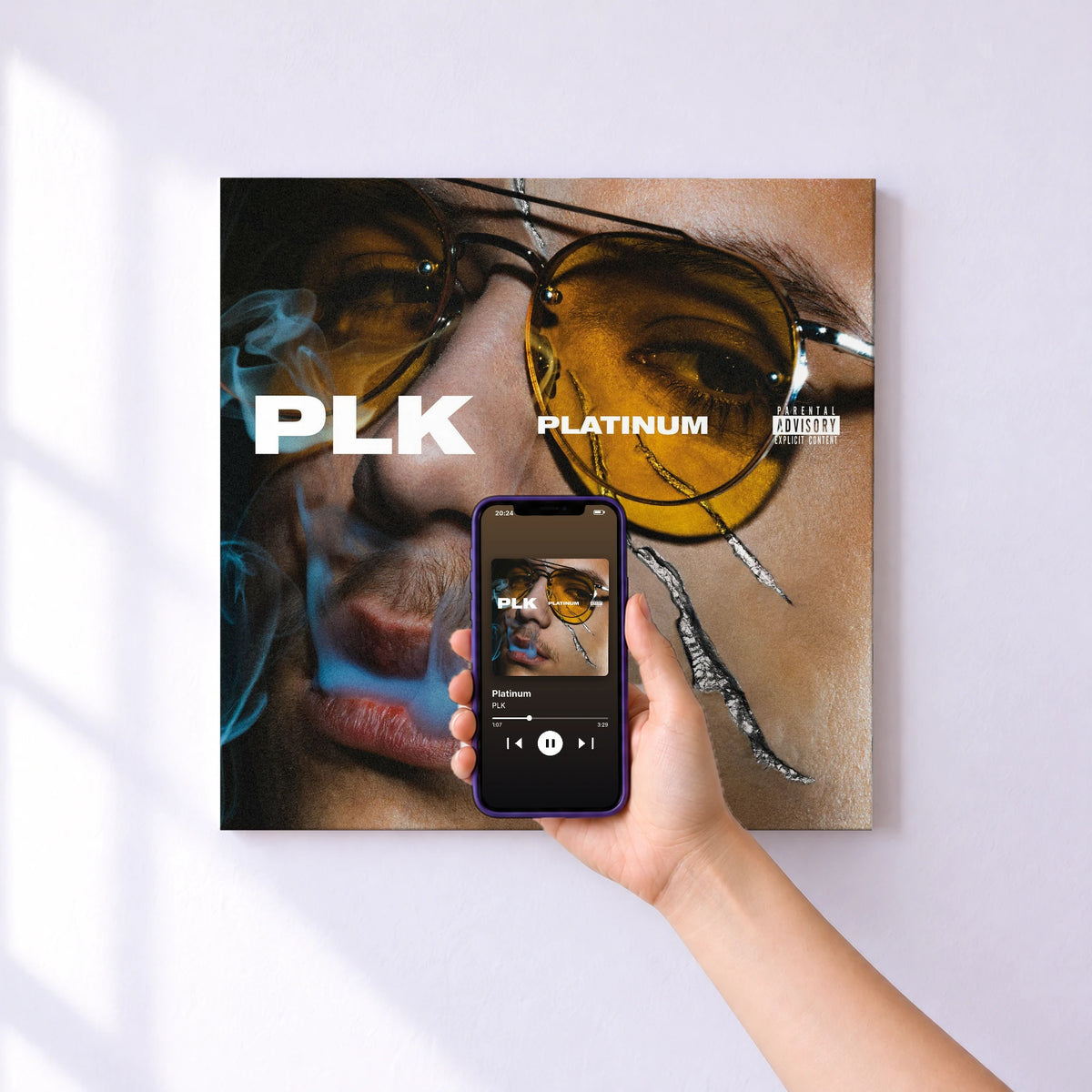 Affiche connectée Platinum de PLK au mur : l'album se lance en approchant le téléphone