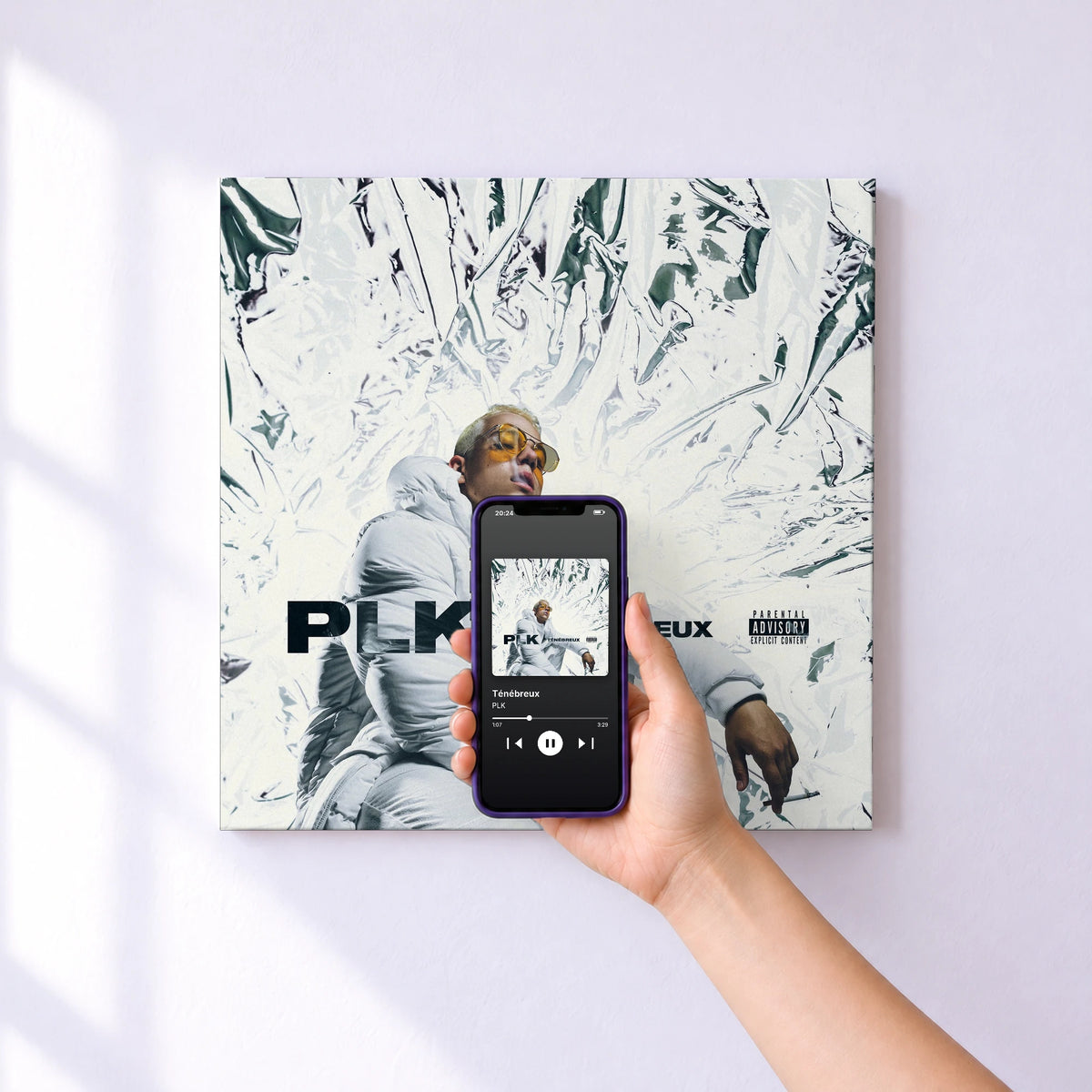 Affiche connectée Ténébreux de PLK au mur : l'album se lance en approchant le téléphone
