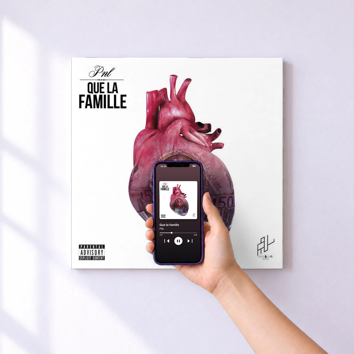 Affiche connectée Que la famille de PNL au mur : l'album se lance en approchant le téléphone