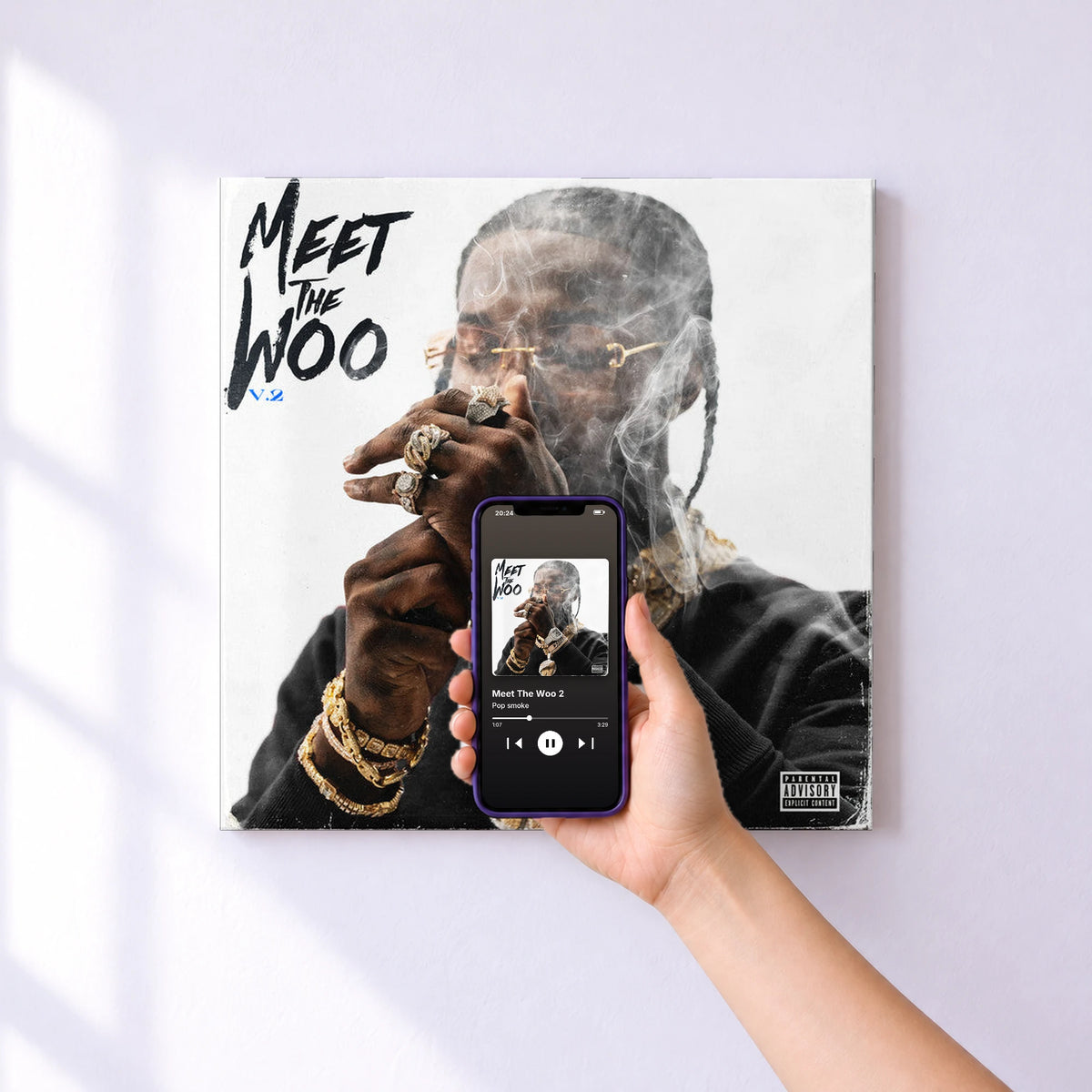 Affiche connectée Meet The Woo 2 de Pop smoke au mur : l'album se lance en approchant le téléphone