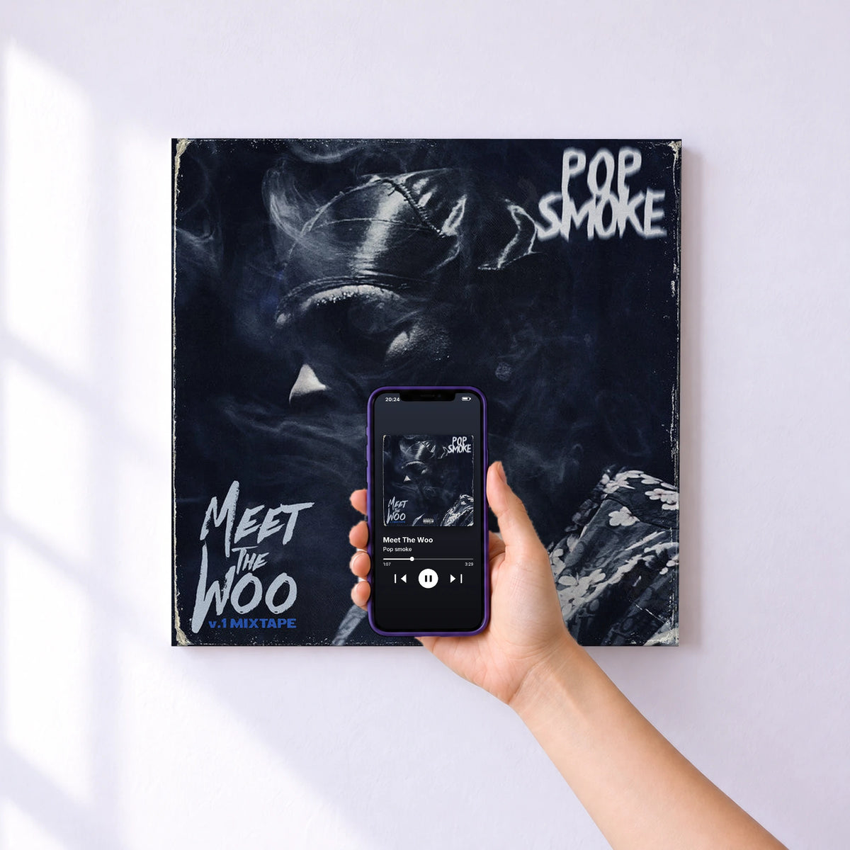 Affiche connectée Meet The Woo de Pop smoke au mur : l'album se lance en approchant le téléphone