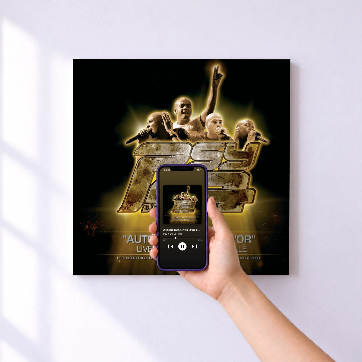 Affiche connectée Autour Des Cités D'Or (Live Au Dôme De Marseille) de Psy 4 De La Rime au mur : l'album se lance en approchant le téléphone