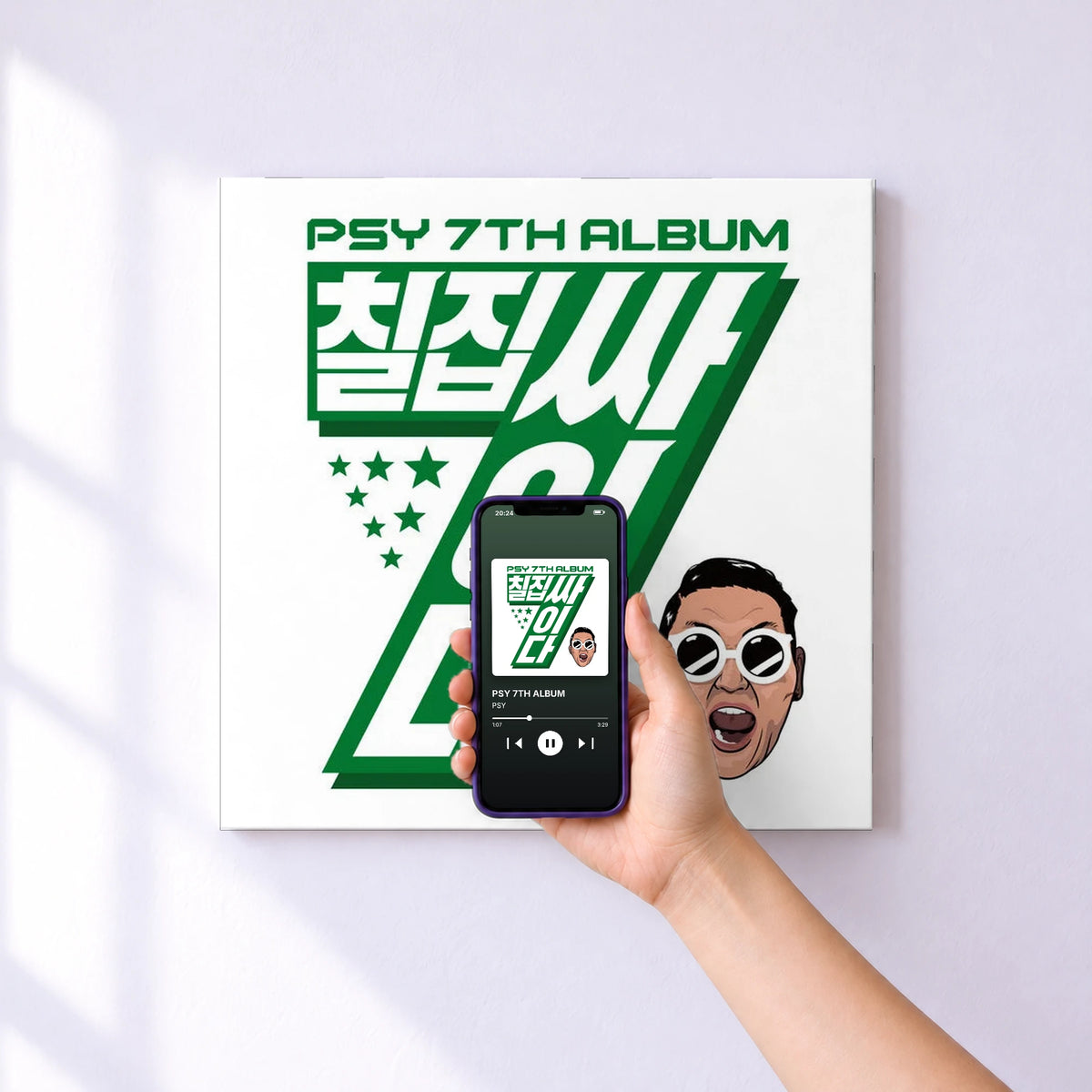 Affiche connectée PSY 7TH ALBUM de PSY au mur : l'album se lance en approchant le téléphone