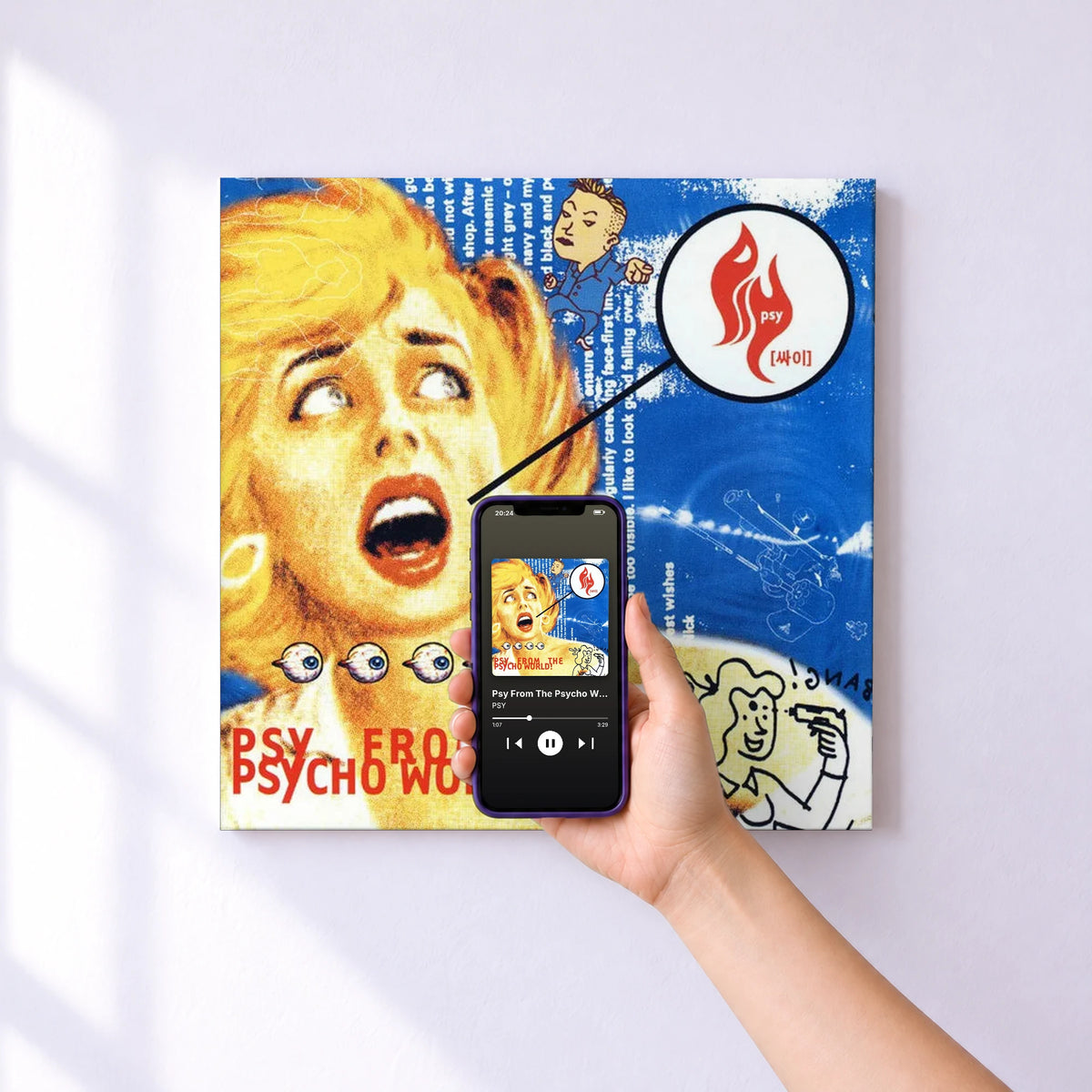 Affiche connectée Psy From The Psycho World de PSY au mur : l'album se lance en approchant le téléphone