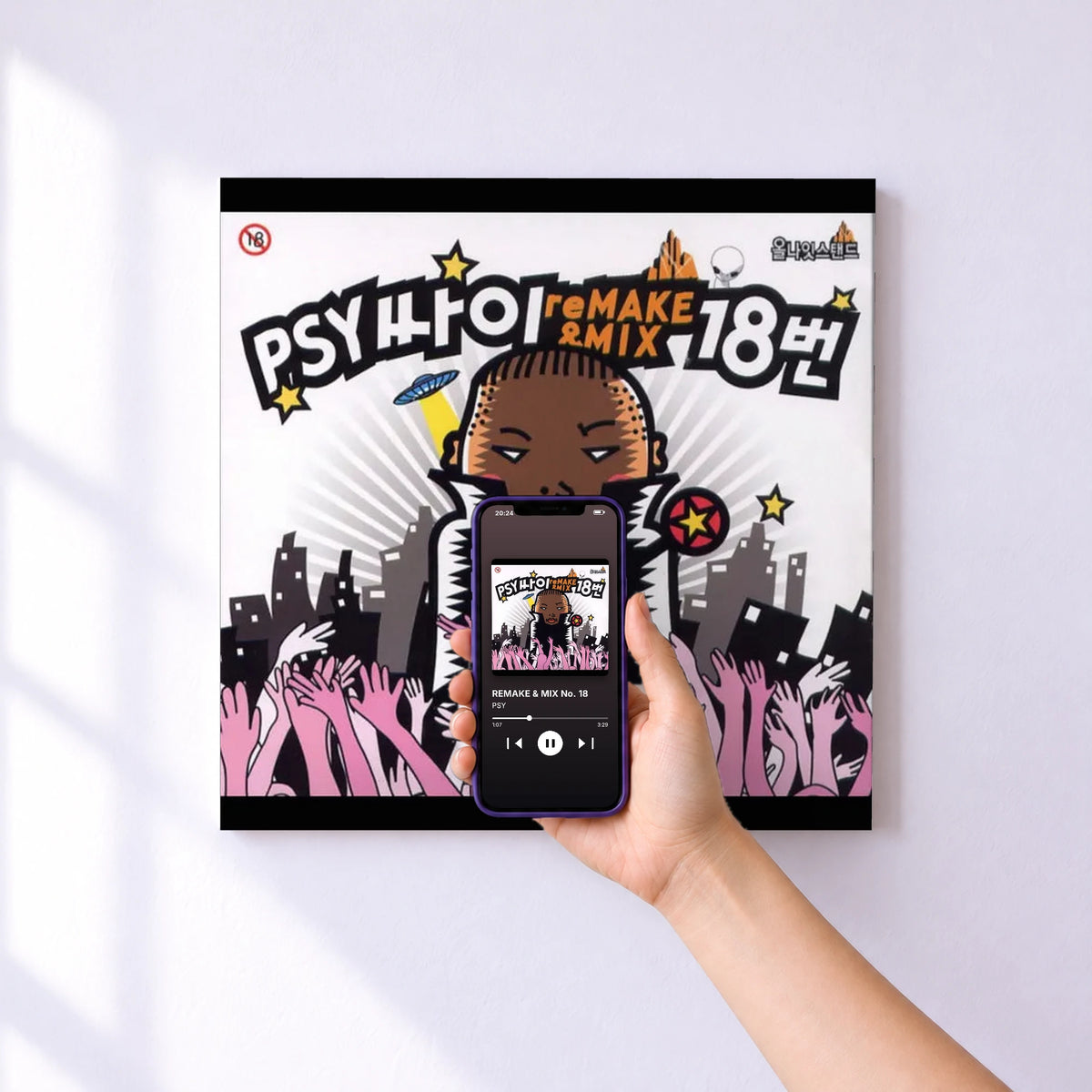 Affiche connectée REMAKE & MIX No. 18 de PSY au mur : l'album se lance en approchant le téléphone