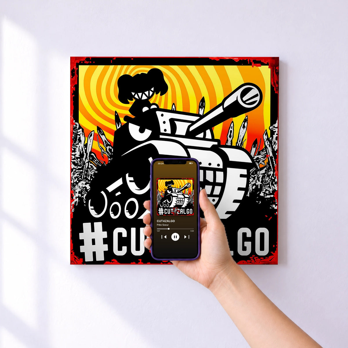 Affiche connectée CUT4ZALGO de Ptite Soeur au mur : l'album se lance en approchant le téléphone
