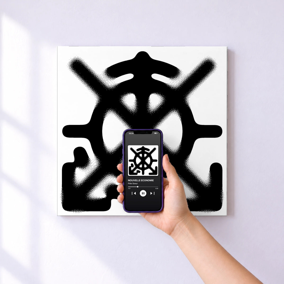 Affiche connectée NOUVELLE ECONOMIE de Ptite Soeur au mur : l'album se lance en approchant le téléphone
