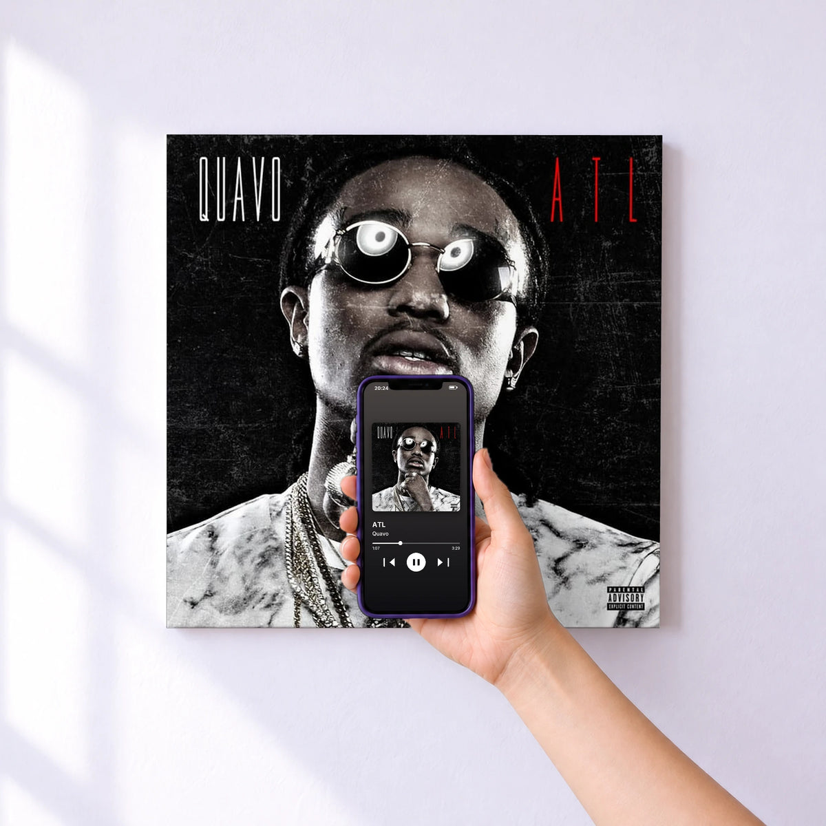 Affiche connectée ATL de Quavo au mur : l'album se lance en approchant le téléphone