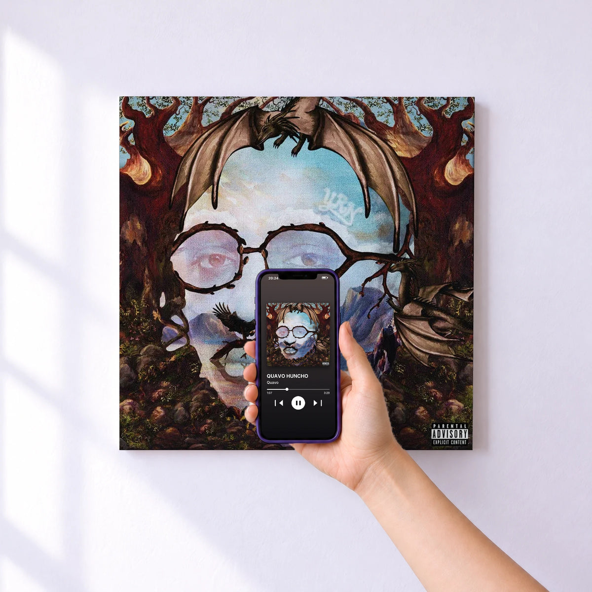 Affiche connectée QUAVO HUNCHO de Quavo au mur : l'album se lance en approchant le téléphone