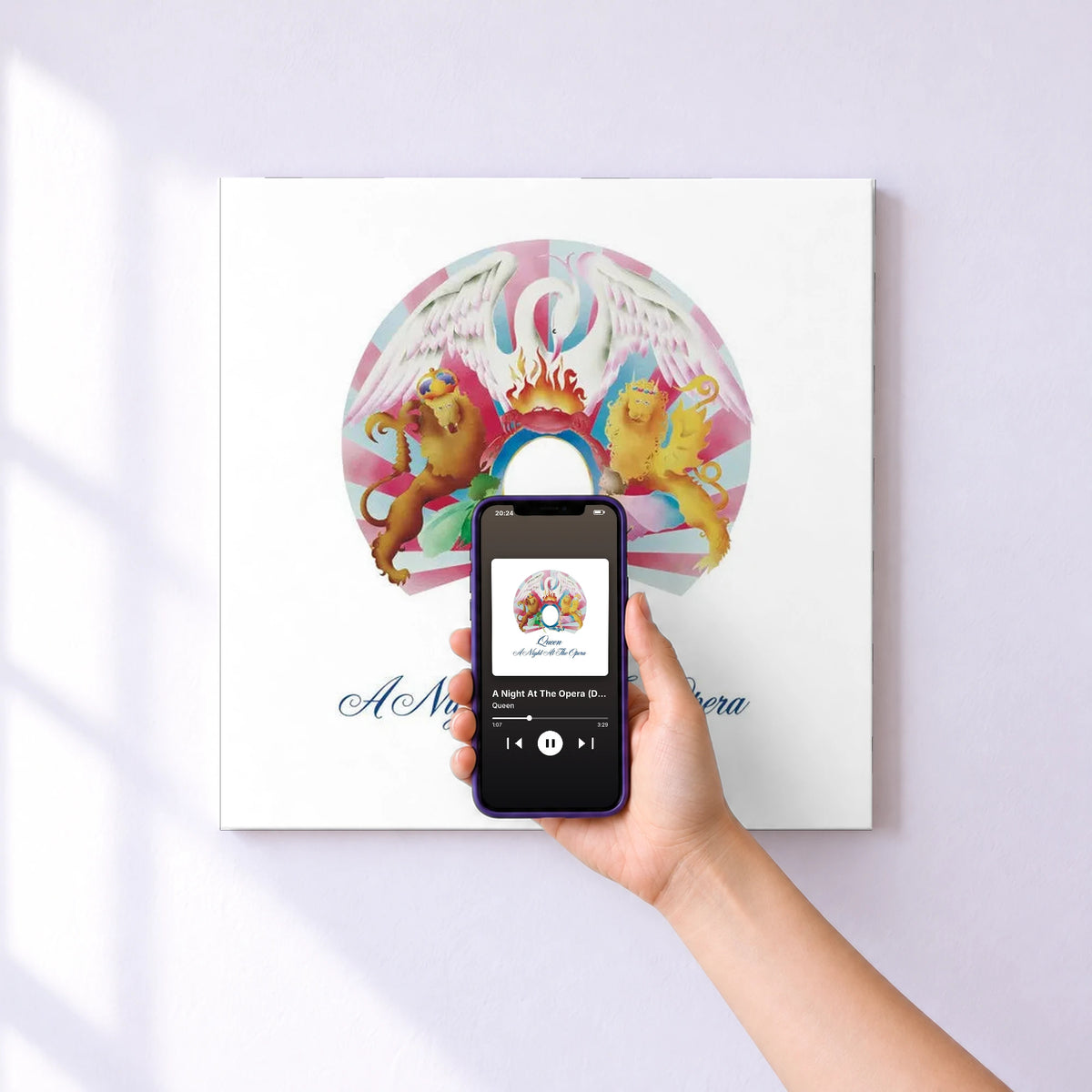 Affiche connectée A Night At The Opera (Deluxe Edition) de Queen au mur : l'album se lance en approchant le téléphone