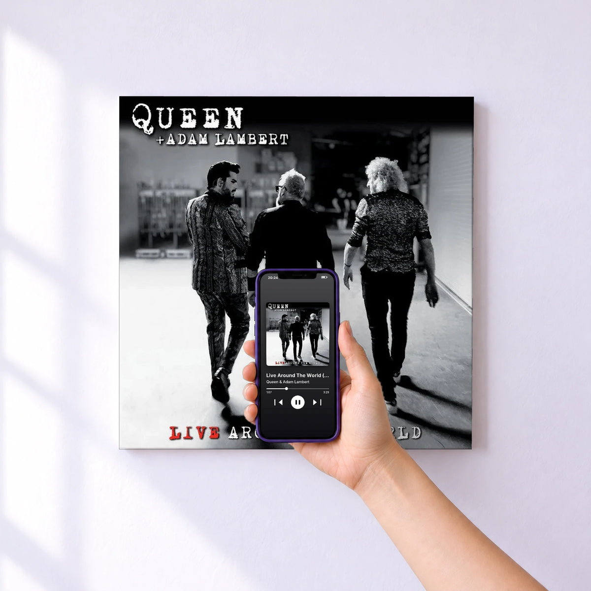 Affiche connectée Live Around The World (Deluxe) de Queen & Adam Lambert au mur : l'album se lance en approchant le téléphone