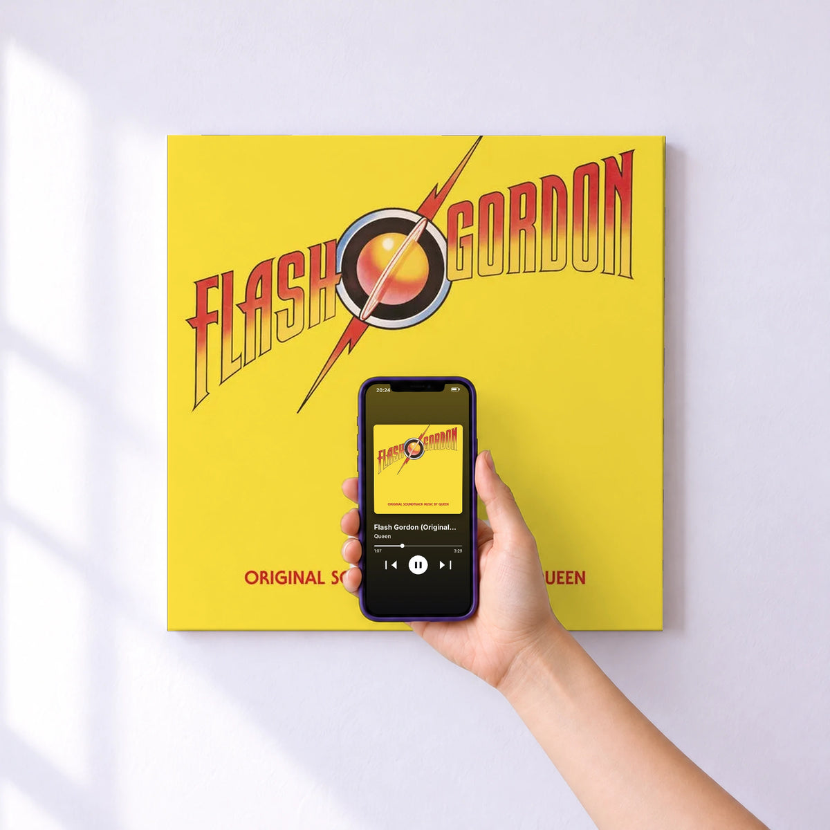 Affiche connectée Flash Gordon (Original Soundtrack) de Queen au mur : l'album se lance en approchant le téléphone