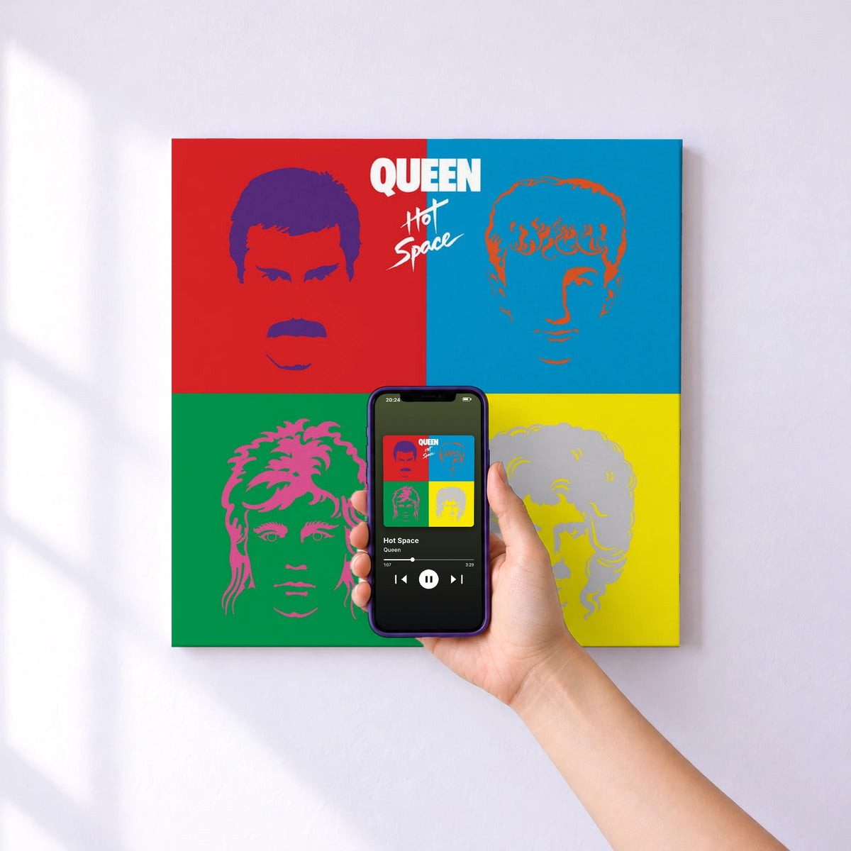 Affiche connectée Hot Space de Queen au mur : l'album se lance en approchant le téléphone
