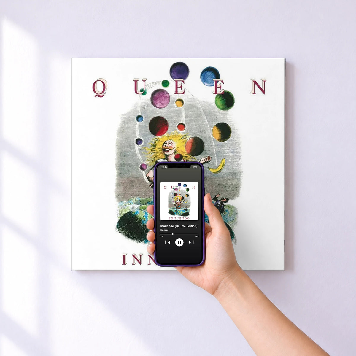 Affiche connectée Innuendo (Deluxe Edition) de Queen au mur : l'album se lance en approchant le téléphone
